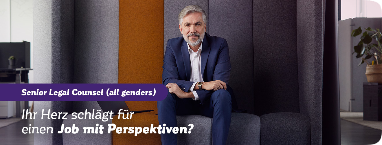 Mann sitzt auf der Couch. Slogan: „Ihr Herz schlägt für einen Job mit Perspektiven?“