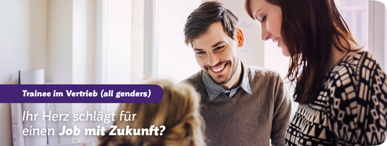 Junge Mitarbeiter lachen sich an. Slogan: „Ihr Herz schlägt für einen Job mit Zukunft?“