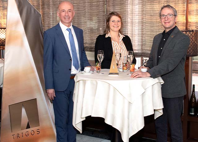 Foto: @Caroline Knauder, Freuten sich über einen erfolgreichen Auftakt des TRIGOS Kärnten im Restaurant Oscar. V.l.n.r.: Viktor König, Jurymitglied TRIGOS und Leiter Sales der BKS Bank, Lisa Nussmüller, Impulsgeberin Weltweitwandern GmbH, Hanspeter Wirth, Projektleiter TRIGOS.