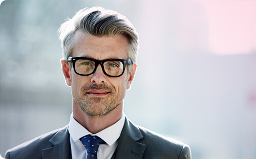 Seriöser Businessmann mit Brille