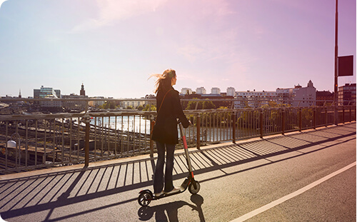 Frau auf Roller