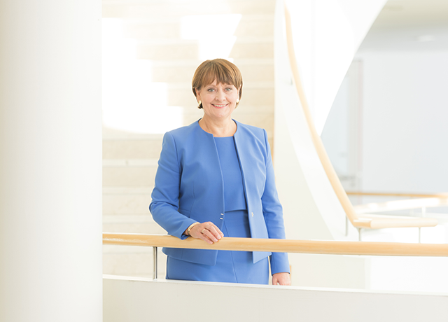 Foto (Arnold Pöschl, brezplačen dostop): Herta Stockbauer, predsednica uprave BKS Bank, se veseli odličnega poslovanja