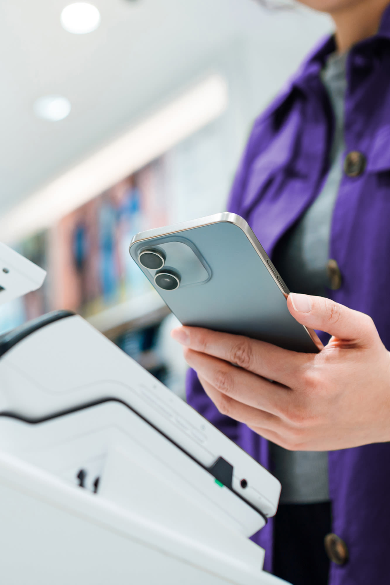 Stranka plačuje brezstično s pametnim telefonom. Stranka plačuje brezstično s pametnim telefonom.