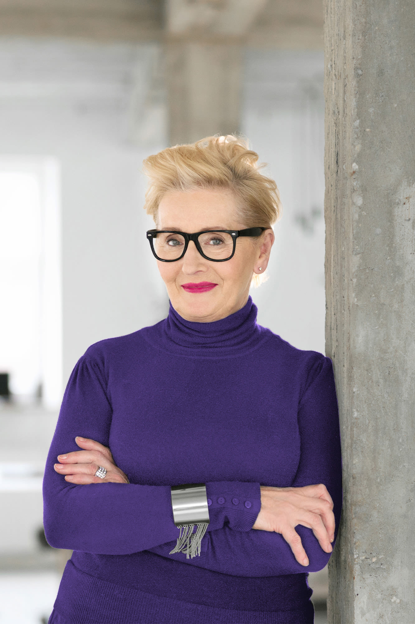 Starejša ženska, ki se naslanja na betonski steber - ekskluzivno svetovanje v oddelku zasebnega bančništva banke BKS.