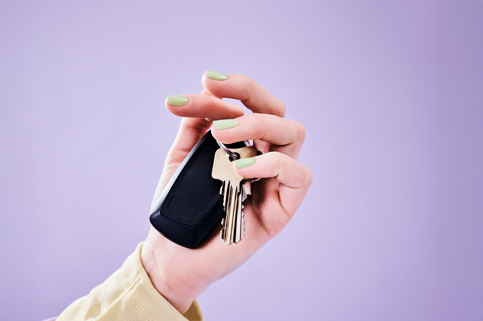 Roka s ključem avtomobila pred vijoličnim ozadjem - lizing avtomobila z banko BKS: prilagodljiv in enostaven. Roka s ključem avtomobila pred vijoličnim ozadjem - lizing avtomobila z banko BKS: prilagodljiv in enostaven.