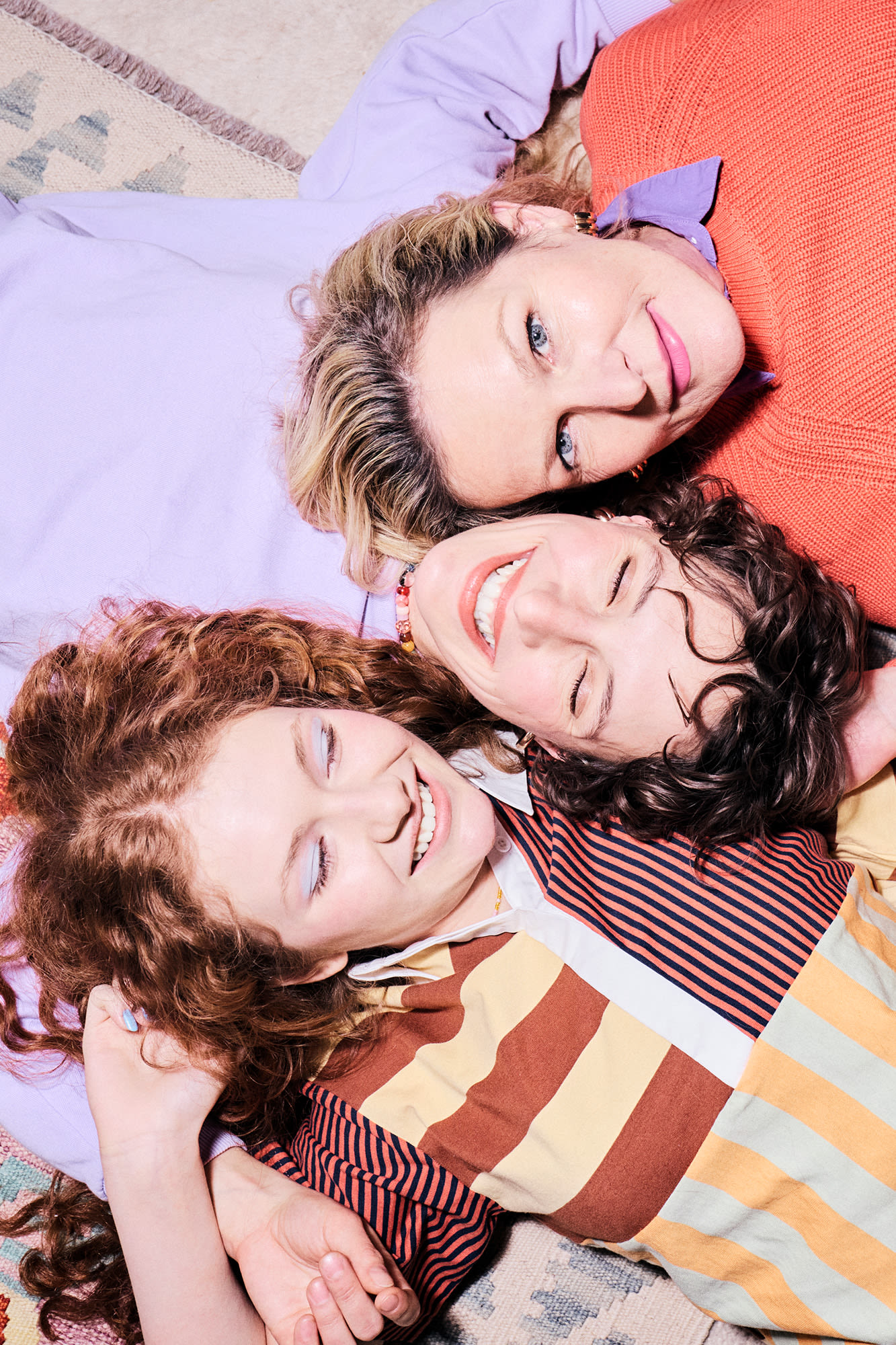 Tri generacije se smejijo skupaj - BKS Bank povezuje družine z močnimi finančnimi rešitvami.