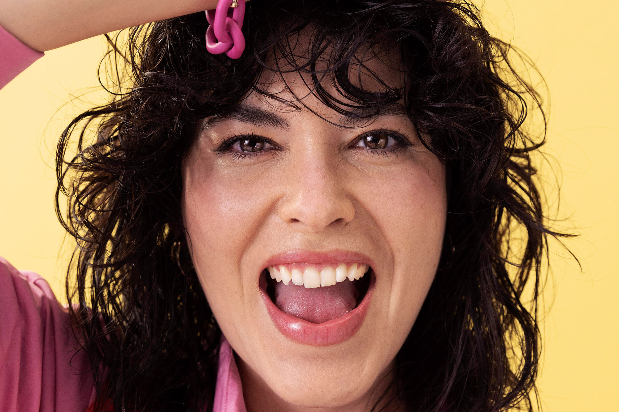 Ženska v rožnatem se smeje v kamero - Kariera v banki BKS: vsestranska, človeška, usmerjena v prihodnost. Ženska v rožnatem se smeje v kamero - Kariera v banki BKS: vsestranska, človeška, usmerjena v prihodnost.