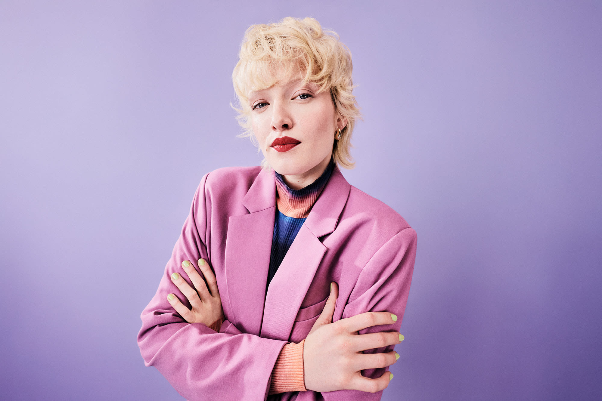 Mlada ženska v vijolični obleki - samozavestno pripravljena z BKS. Mlada ženska v vijolični obleki - samozavestno pripravljena z BKS.