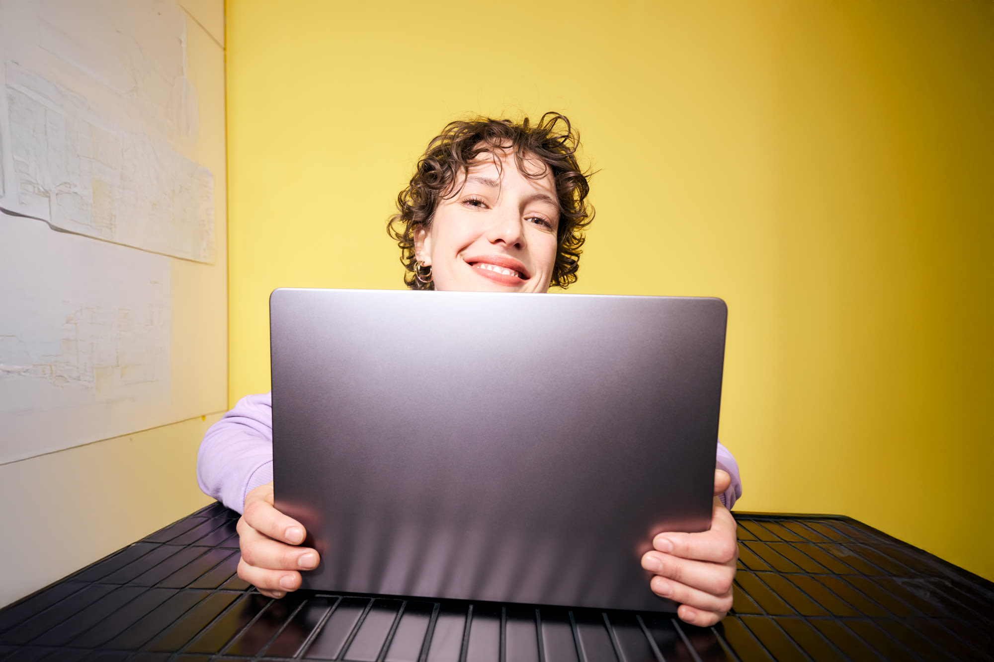 Mlada ženska dela na prenosnem računalniku pred rumenim ozadjem - fleksibilno vlaganje s prihranki pri banki BKS. Mlada ženska dela na prenosnem računalniku pred rumenim ozadjem - fleksibilno vlaganje s prihranki pri banki BKS.