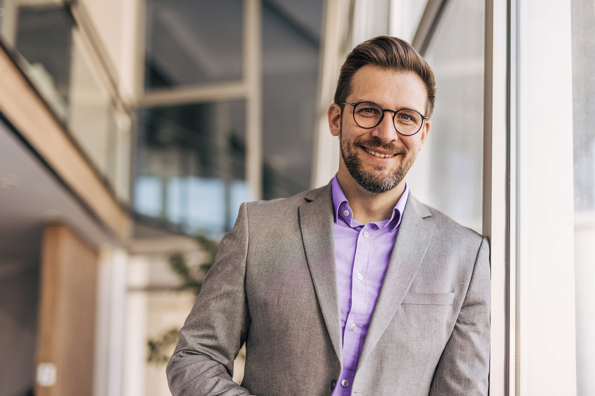 Poslovnež v sodobni pisarni - varna naložba v prihodnost z garancijami banke BKS. Poslovnež v sodobni pisarni - varna naložba v prihodnost z garancijami banke BKS.