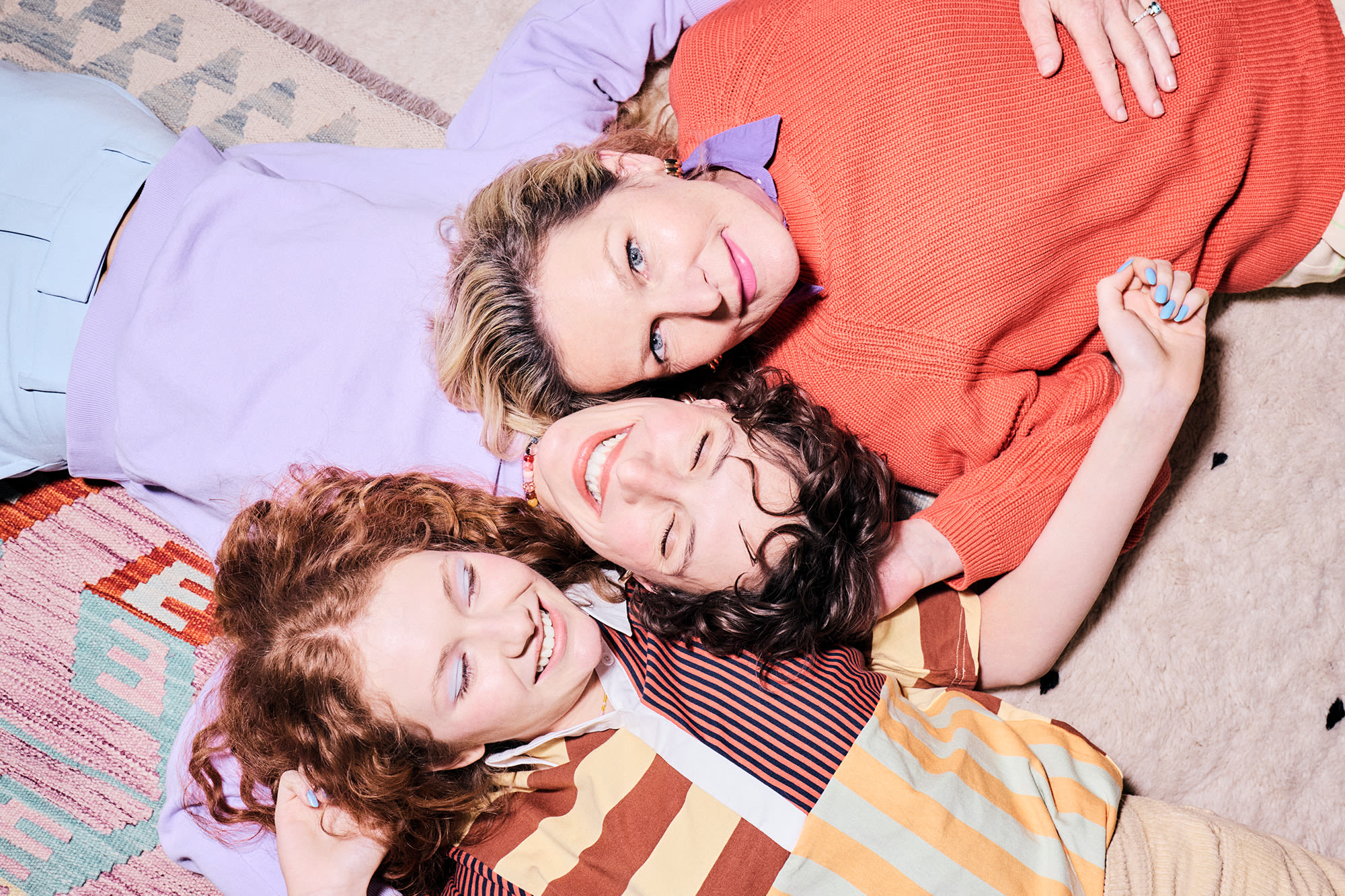 Tri generacije se smejijo skupaj - BKS Bank povezuje družine z močnimi finančnimi rešitvami.