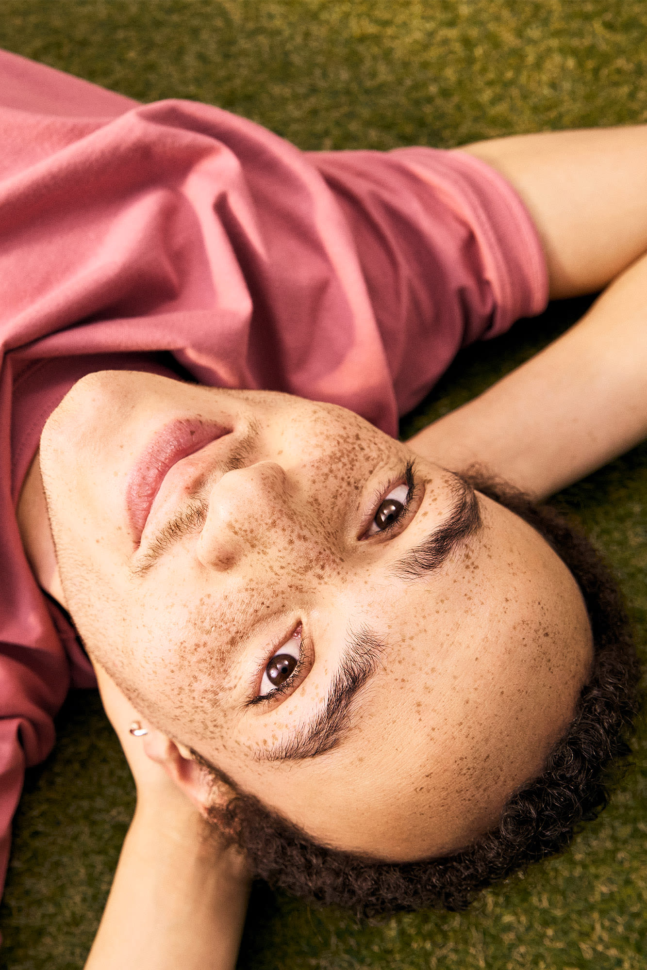 Moški sproščeno leži v travi - zasebne finančne rešitve pri banki BKS. Moški sproščeno leži v travi - zasebne finančne rešitve pri banki BKS.