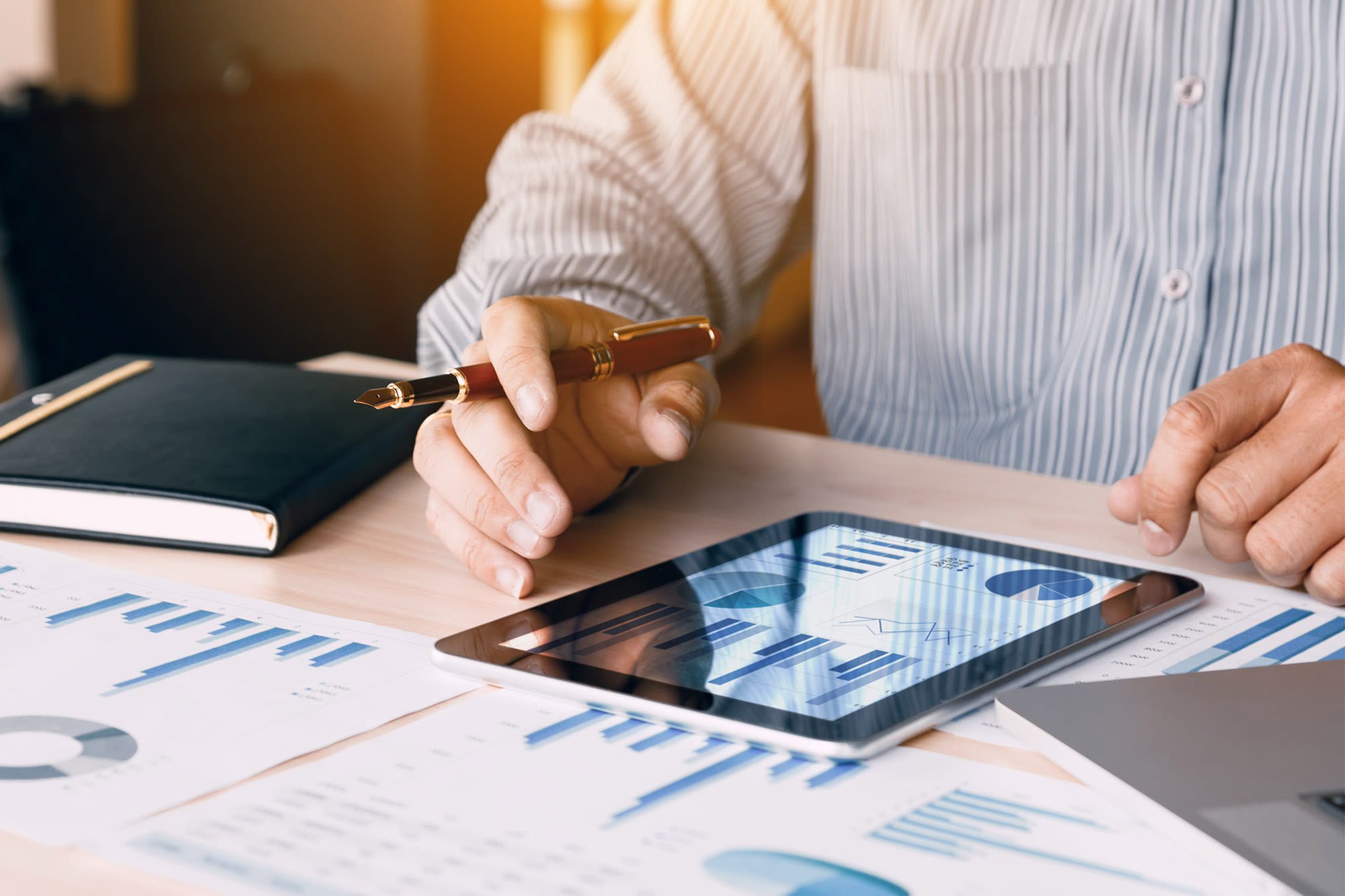 Oseba analizira grafikone na tabličnem računalniku - primerni naložbeni produkti pri BKS Oseba analizira grafikone na tabličnem računalniku - primerni naložbeni produkti pri BKS