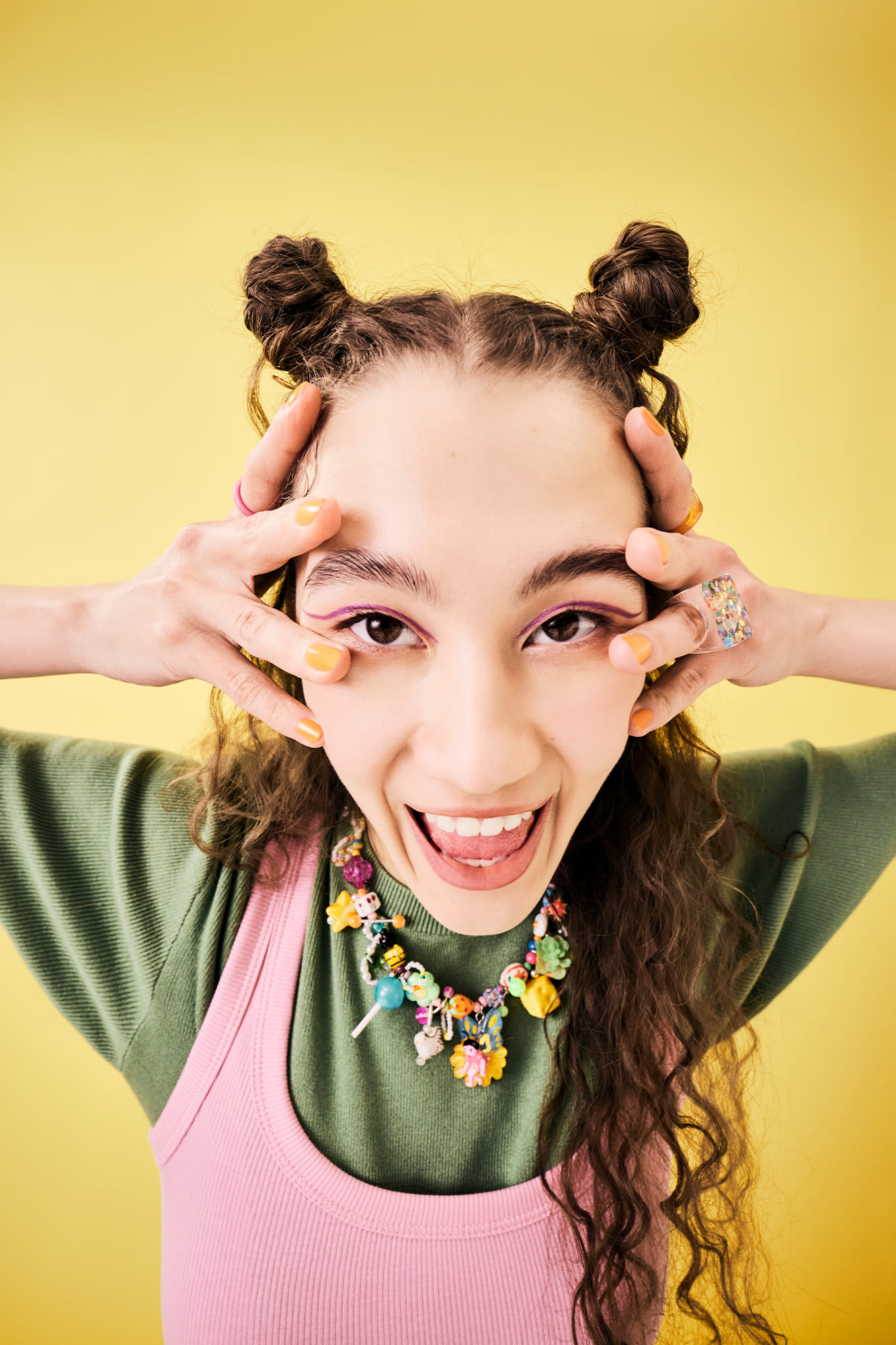 Mlada ženska z dvema čopkoma se smeji in dela smešne poze. Začetni paket pri BKS Bank. Mlada ženska z dvema čopkoma se smeji in dela smešne poze. Začetni paket pri BKS Bank.