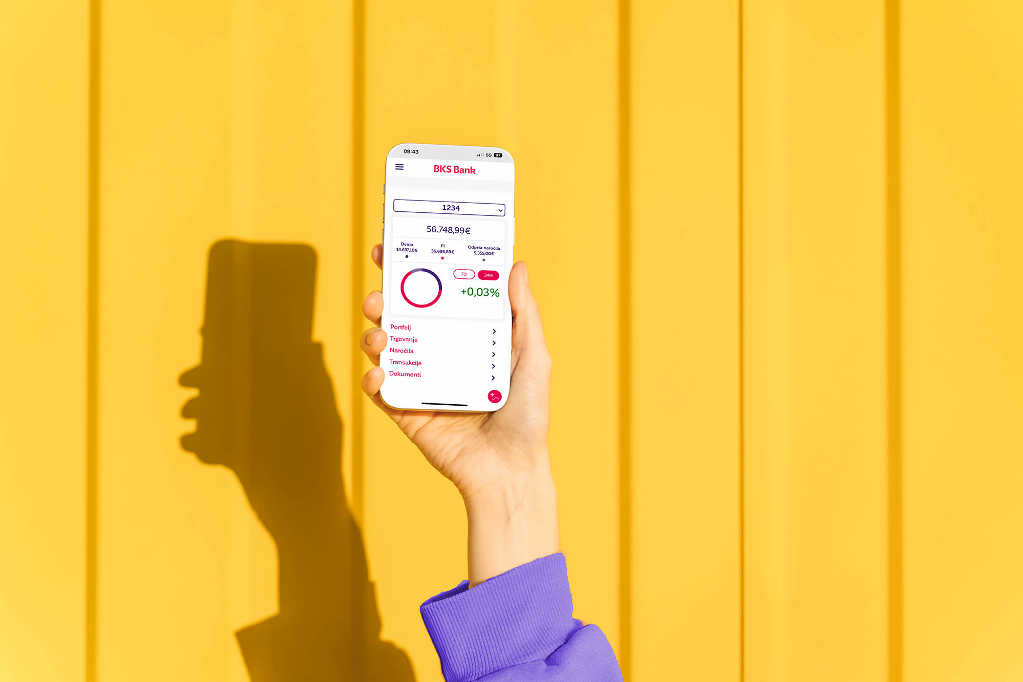 Roka s pametnim telefonom pred rumenim ozadjem Roka s pametnim telefonom pred rumenim ozadjem