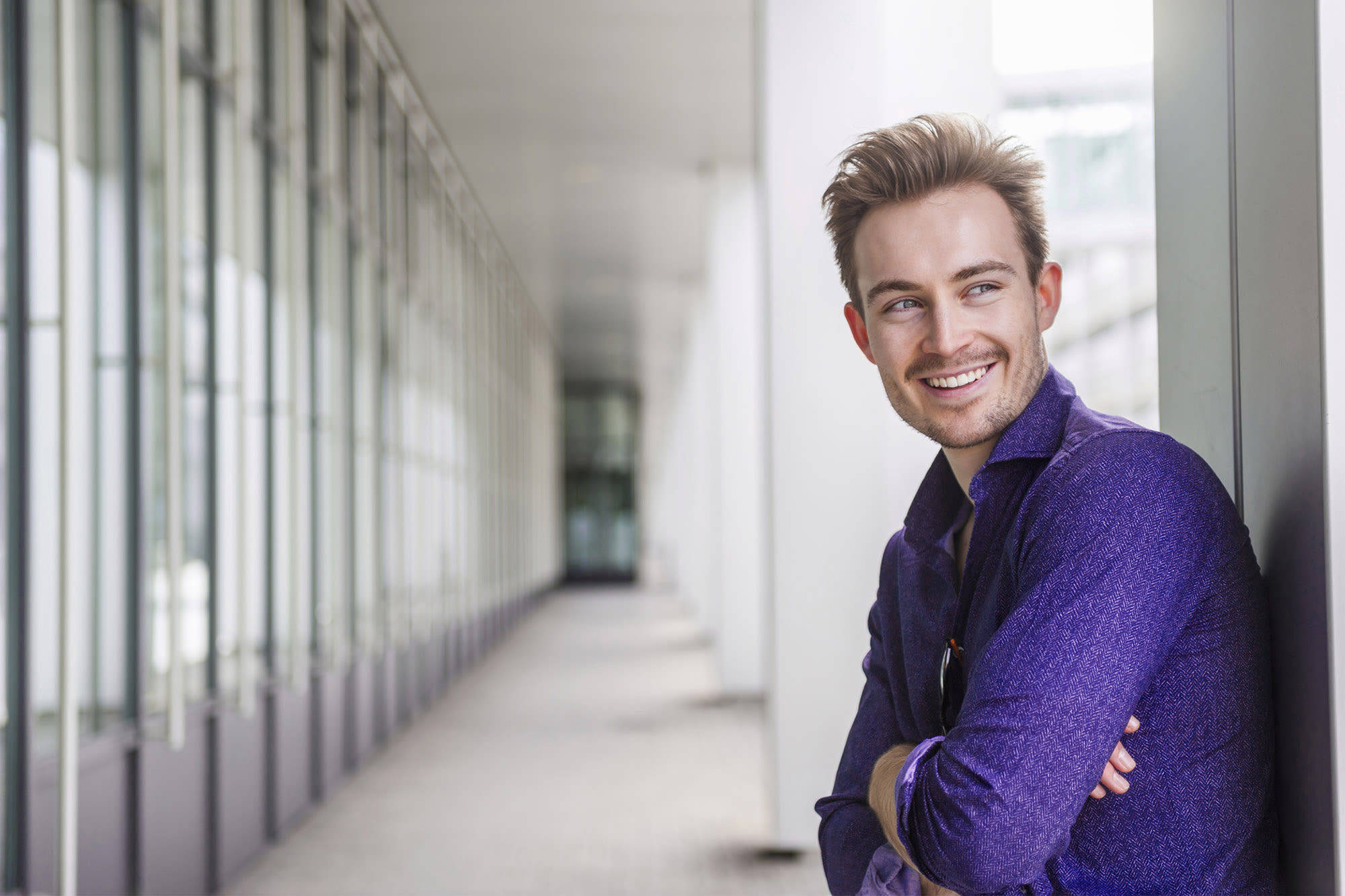 Moški v vijolični srajci se smehlja v poslovnem okolju - prilagojene bančne rešitve za podjetja banke BKS. Moški v vijolični srajci se smehlja v poslovnem okolju - prilagojene bančne rešitve za podjetja banke BKS.