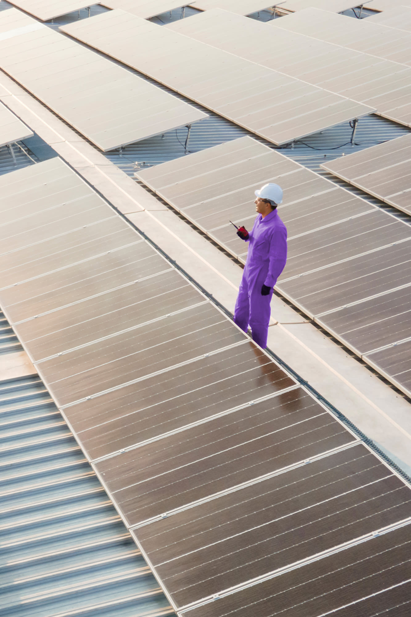 Tehnik na solarnem sistemu - Banka BKS podpira projekte trajnostne energije s subvencioniranim svetovanjem.