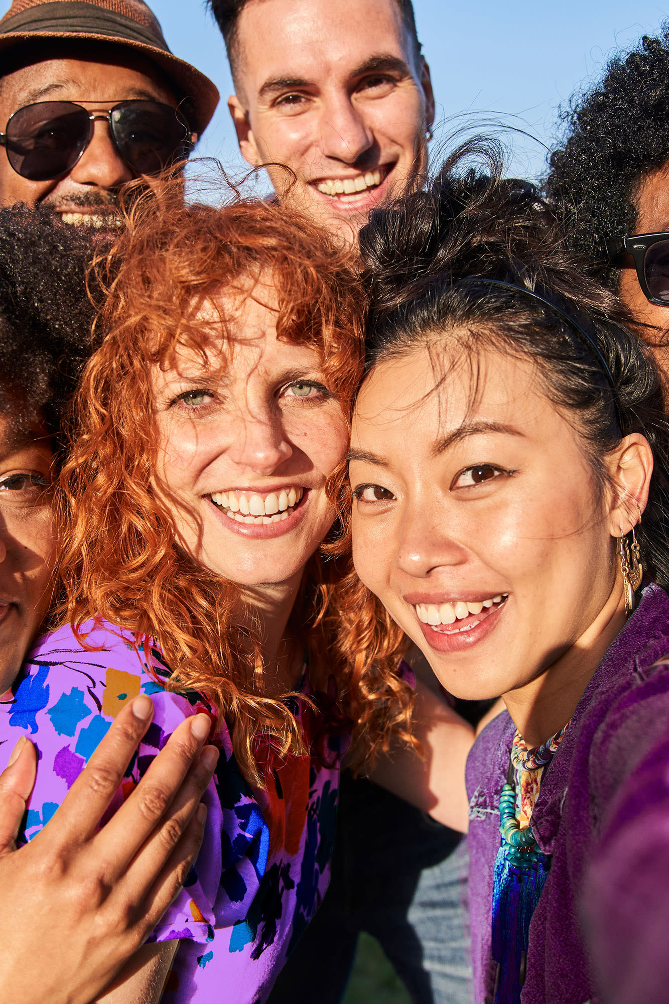 Mlade različne osebe se smejejo in pozirajo za selfi – BKS Banka stoji za raznolikostjo, vključevanjem in skupnostjo.