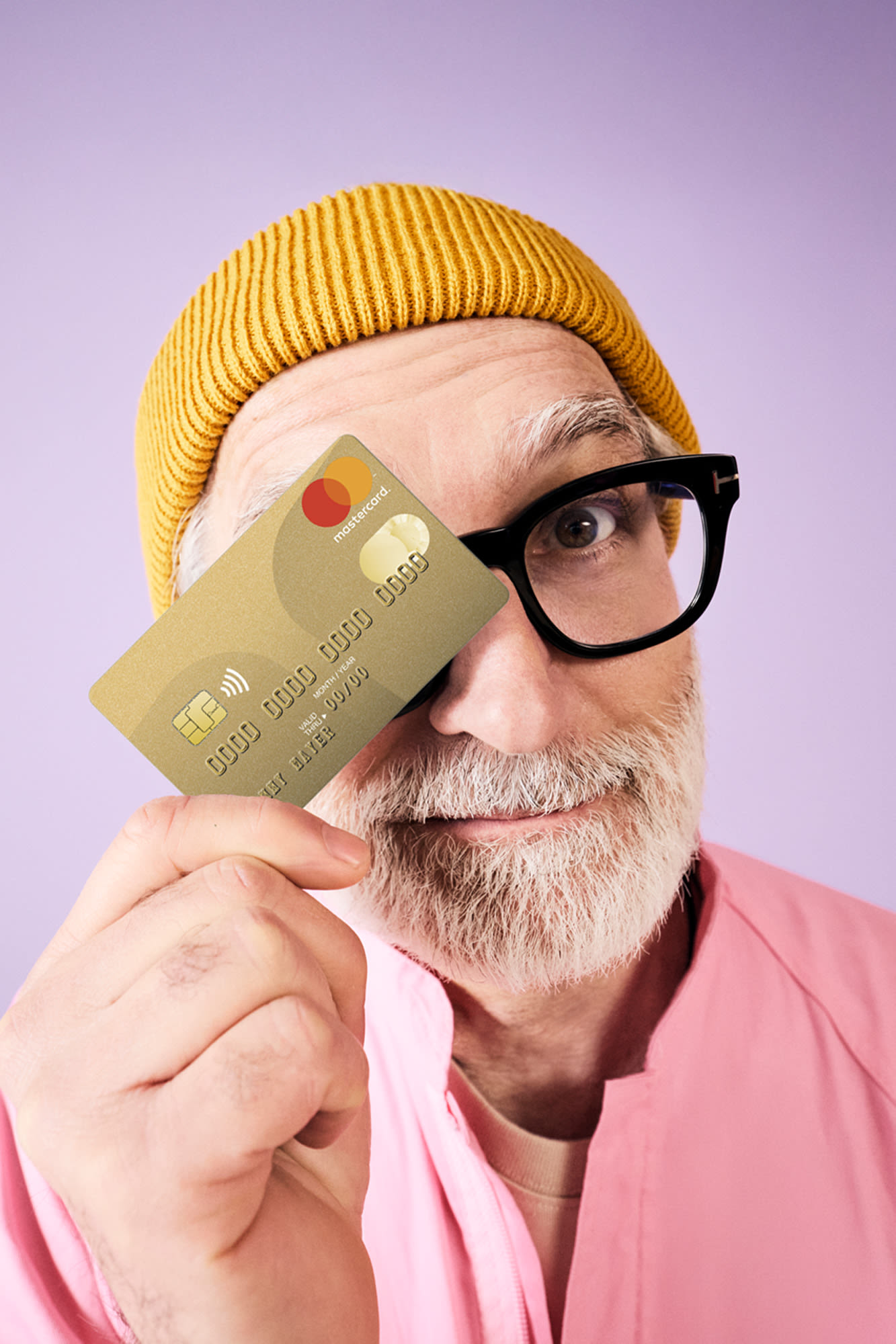 Moški pred očmi drži zlato kartico Mastercard - vrhunske kartične rešitve s stilom pri banki BKS. Moški pred očmi drži zlato kartico Mastercard - vrhunske kartične rešitve s stilom pri banki BKS.