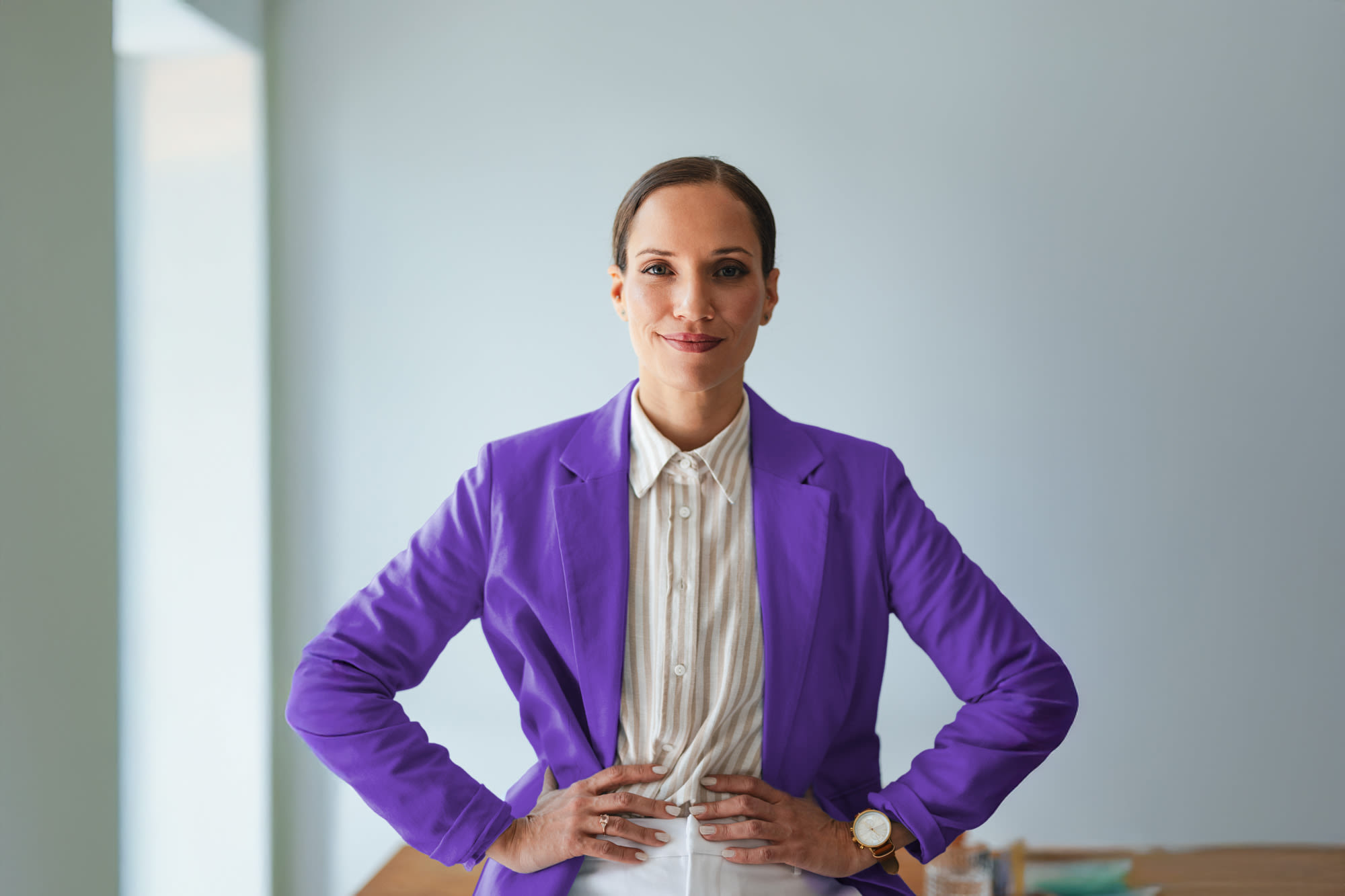 Ženska v vijolični jopici - Poslovni račun banke BKS Bank Ženska v vijolični jopici - Poslovni račun banke BKS Bank