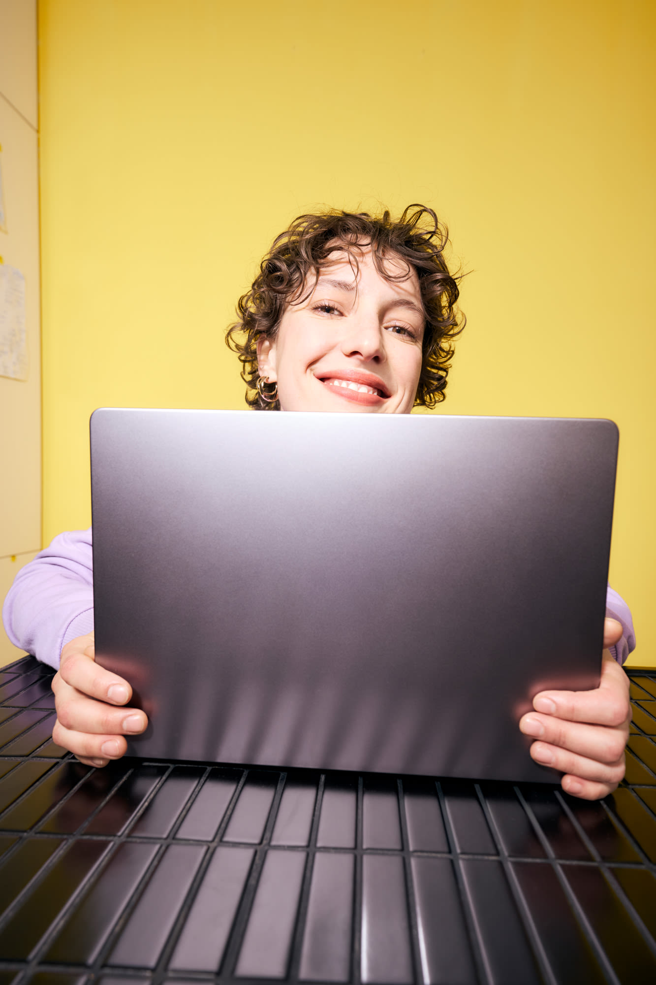 Mlada ženska dela na prenosnem računalniku pred rumenim ozadjem - fleksibilno vlaganje s prihranki pri banki BKS. Mlada ženska dela na prenosnem računalniku pred rumenim ozadjem - fleksibilno vlaganje s prihranki pri banki BKS.