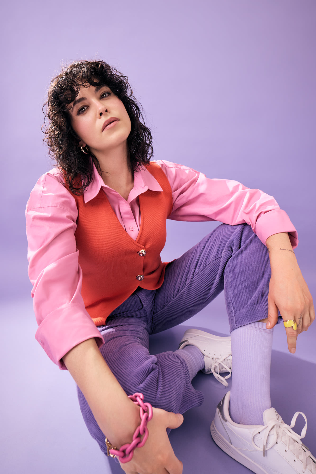 Mlada ženska v pisani obleki na vijoličnem ozadju - Kariera v banki BKS Mlada ženska v pisani obleki na vijoličnem ozadju - Kariera v banki BKS