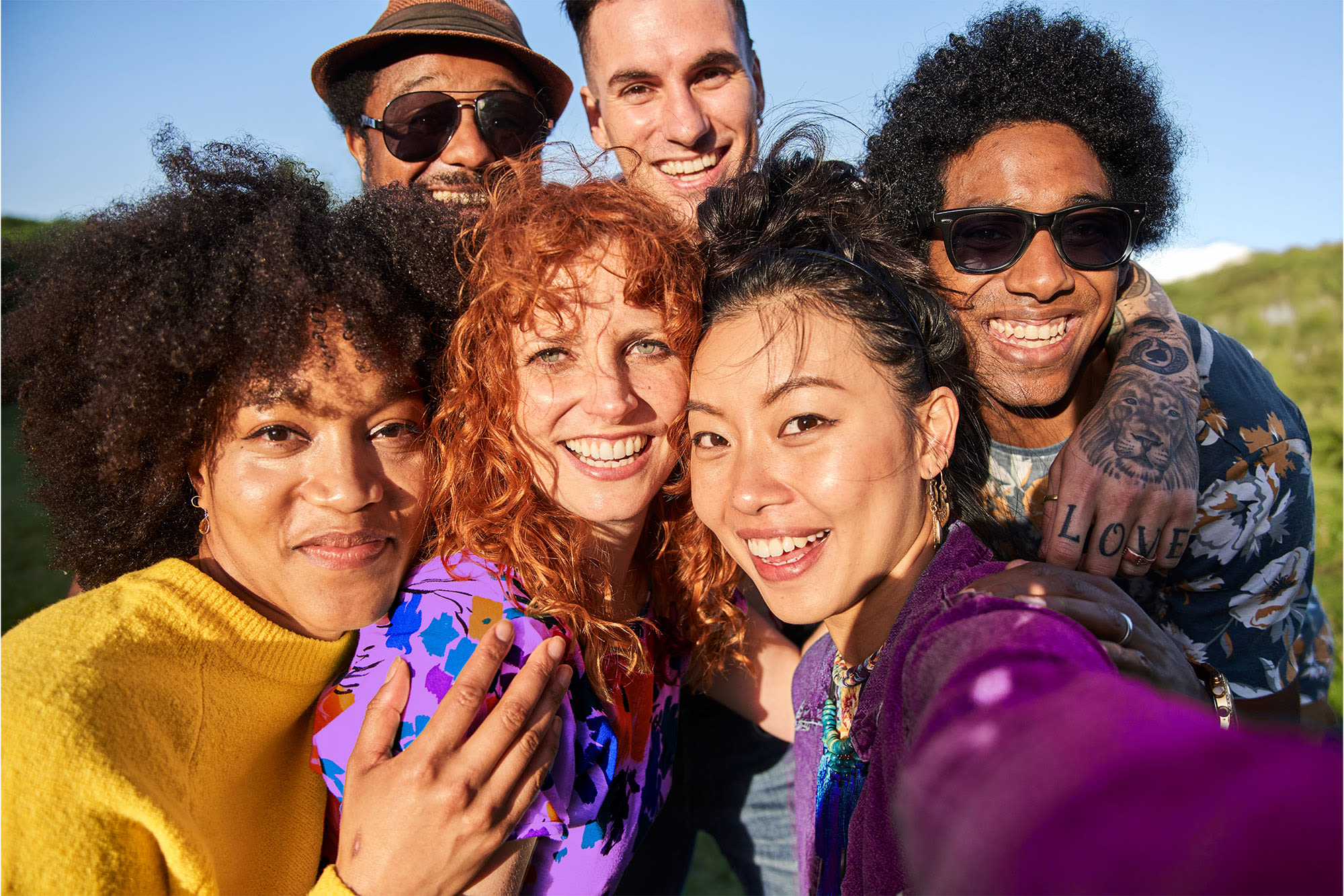 Mlade različne osebe se smejejo in pozirajo za selfi – BKS Banka stoji za raznolikostjo, vključevanjem in skupnostjo.