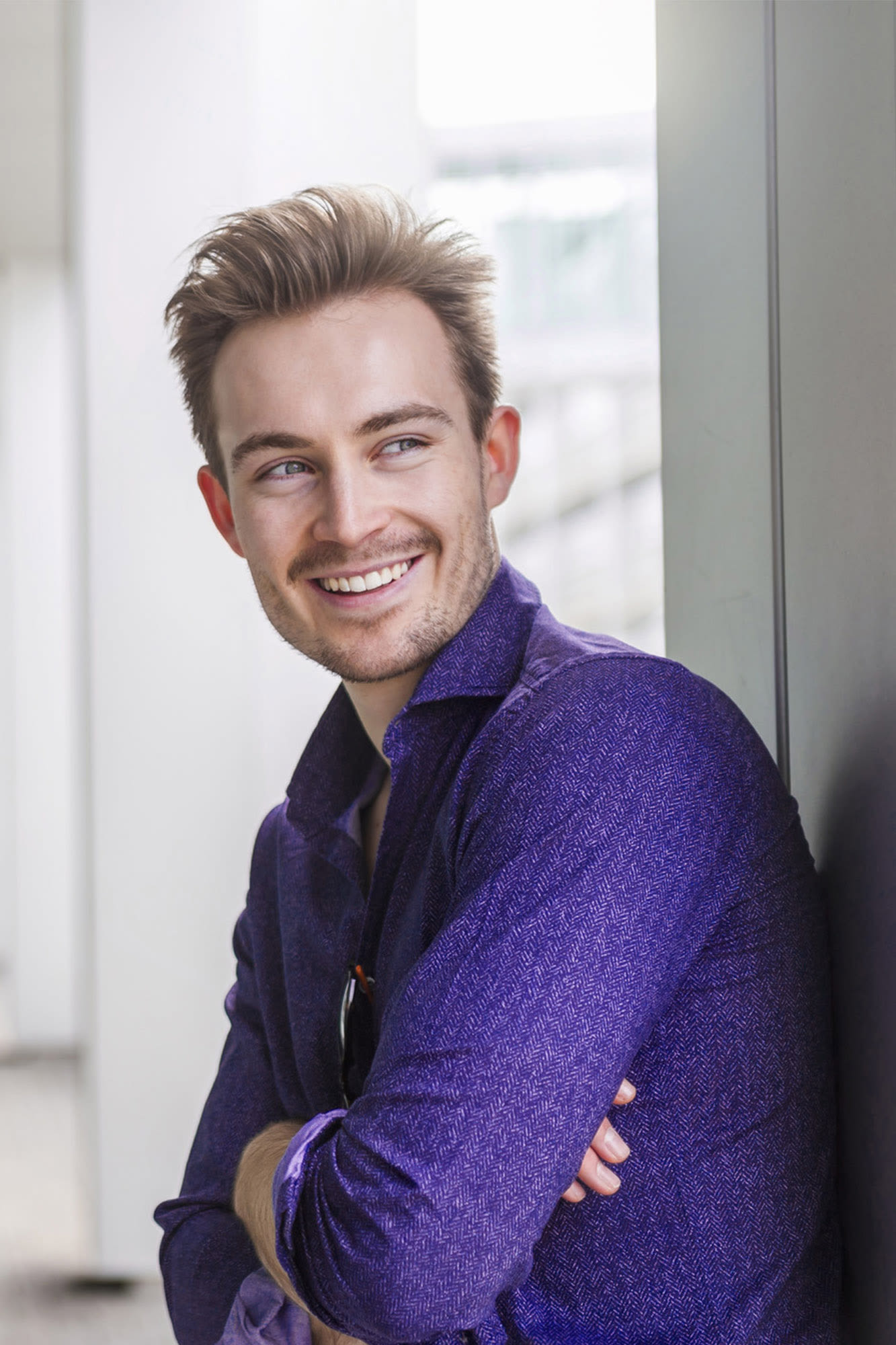 Moški v vijolični srajci se smehlja v poslovnem okolju - prilagojene bančne rešitve za podjetja banke BKS. Moški v vijolični srajci se smehlja v poslovnem okolju - prilagojene bančne rešitve za podjetja banke BKS.