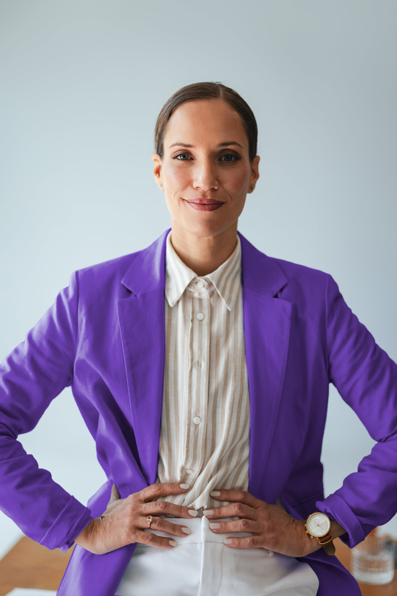 Ženska v vijolični jopici - Poslovni račun banke BKS Bank Ženska v vijolični jopici - Poslovni račun banke BKS Bank