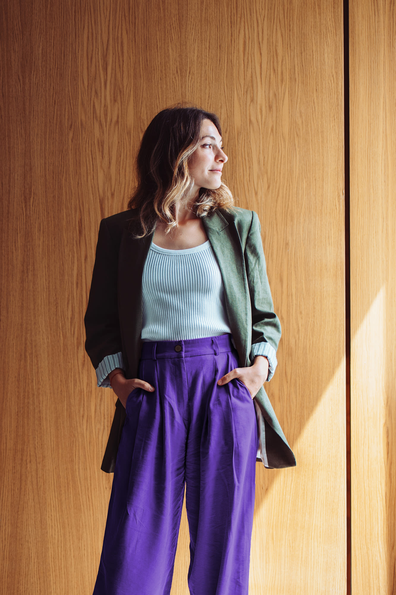 Mlada ženska gleda skozi okno - Zavarovanje in pokojninsko zavarovanje pri BKS Bank