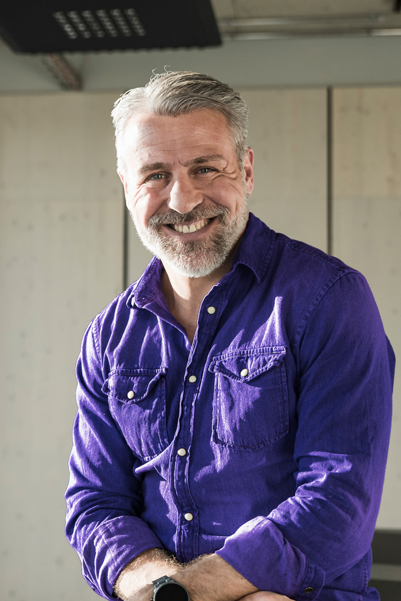 Moški s sivo brado v pisarni - visoko zmogljiv račun za podjetja z BKS Business Komfort.