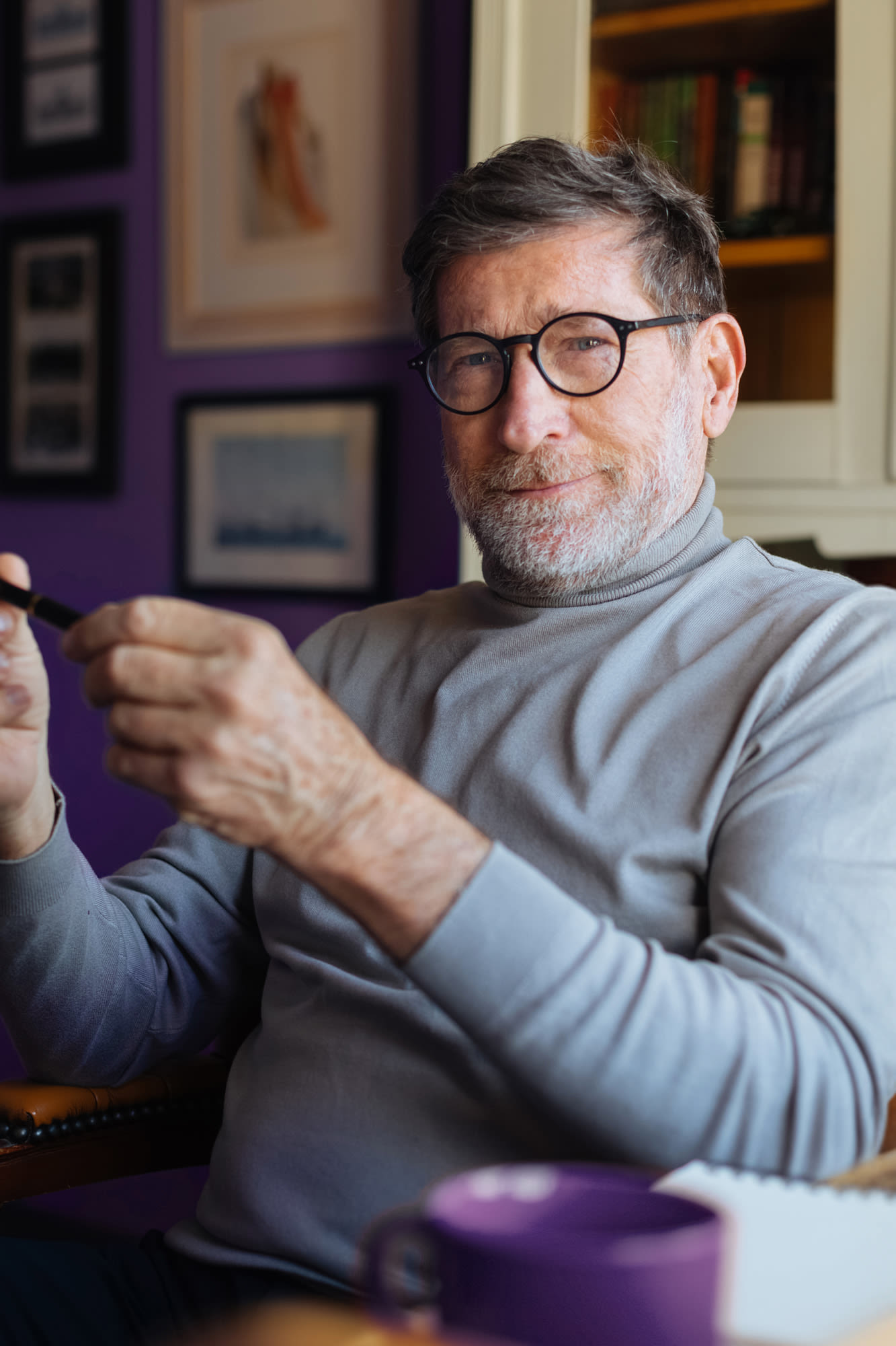 Moški gleda v kamero - Borzno posredovanje pri BKS Bank.