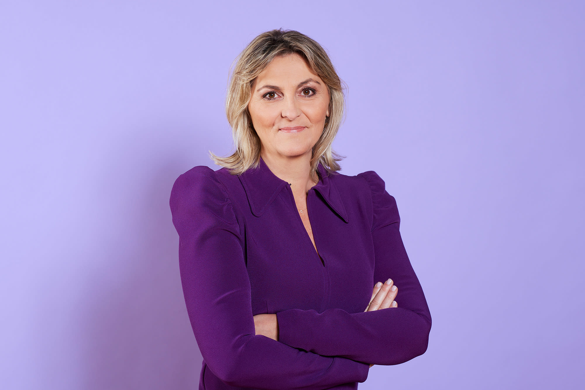 Bild von Renata Maurer Nikolić in lila Oberteil vor lila Hintergrund. 