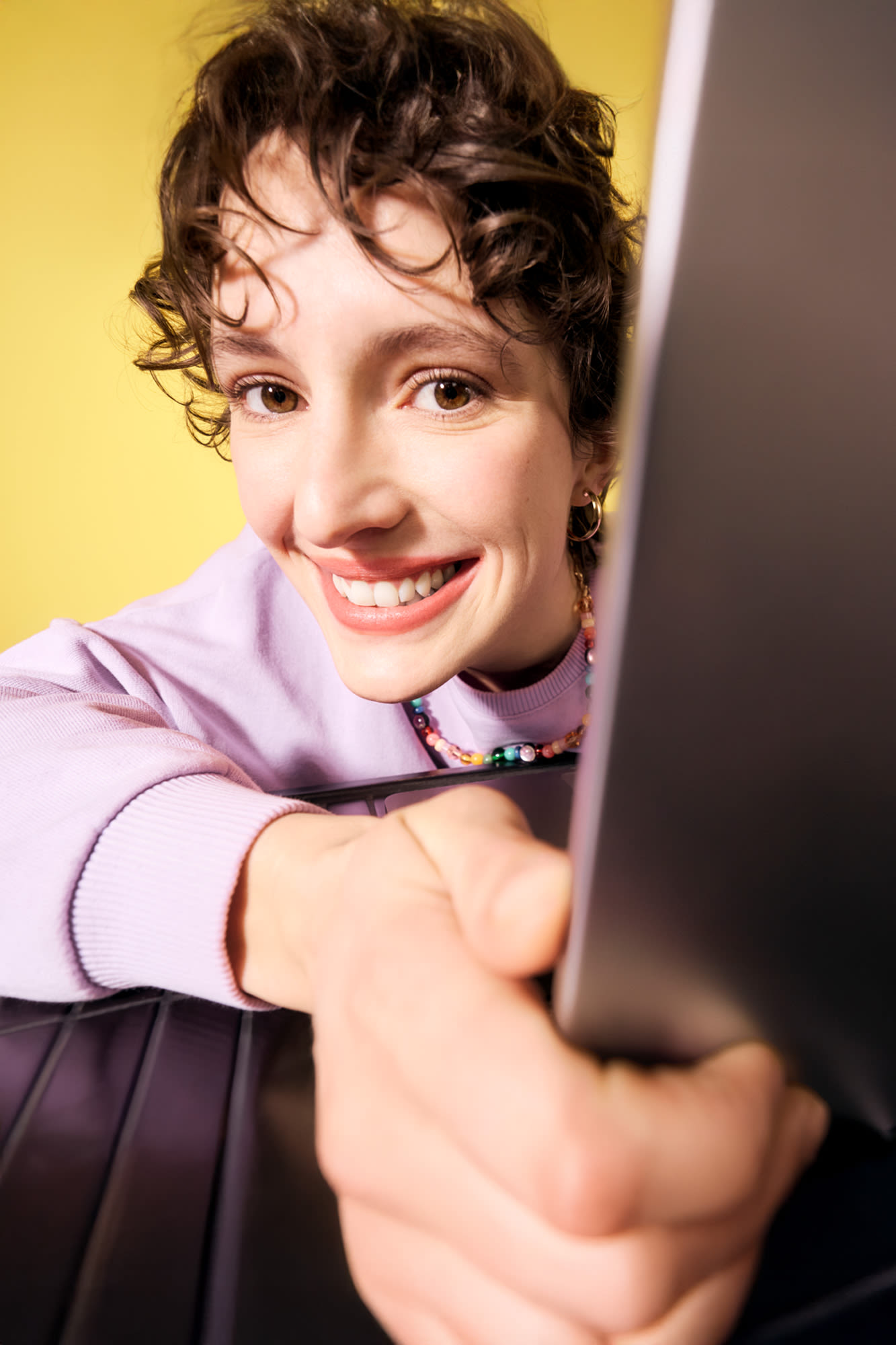 Mlada ženska za prenosnim računalnikom - sodobno spletno bančništvo z BKS myNet. Mlada ženska za prenosnim računalnikom - sodobno spletno bančništvo z BKS myNet.