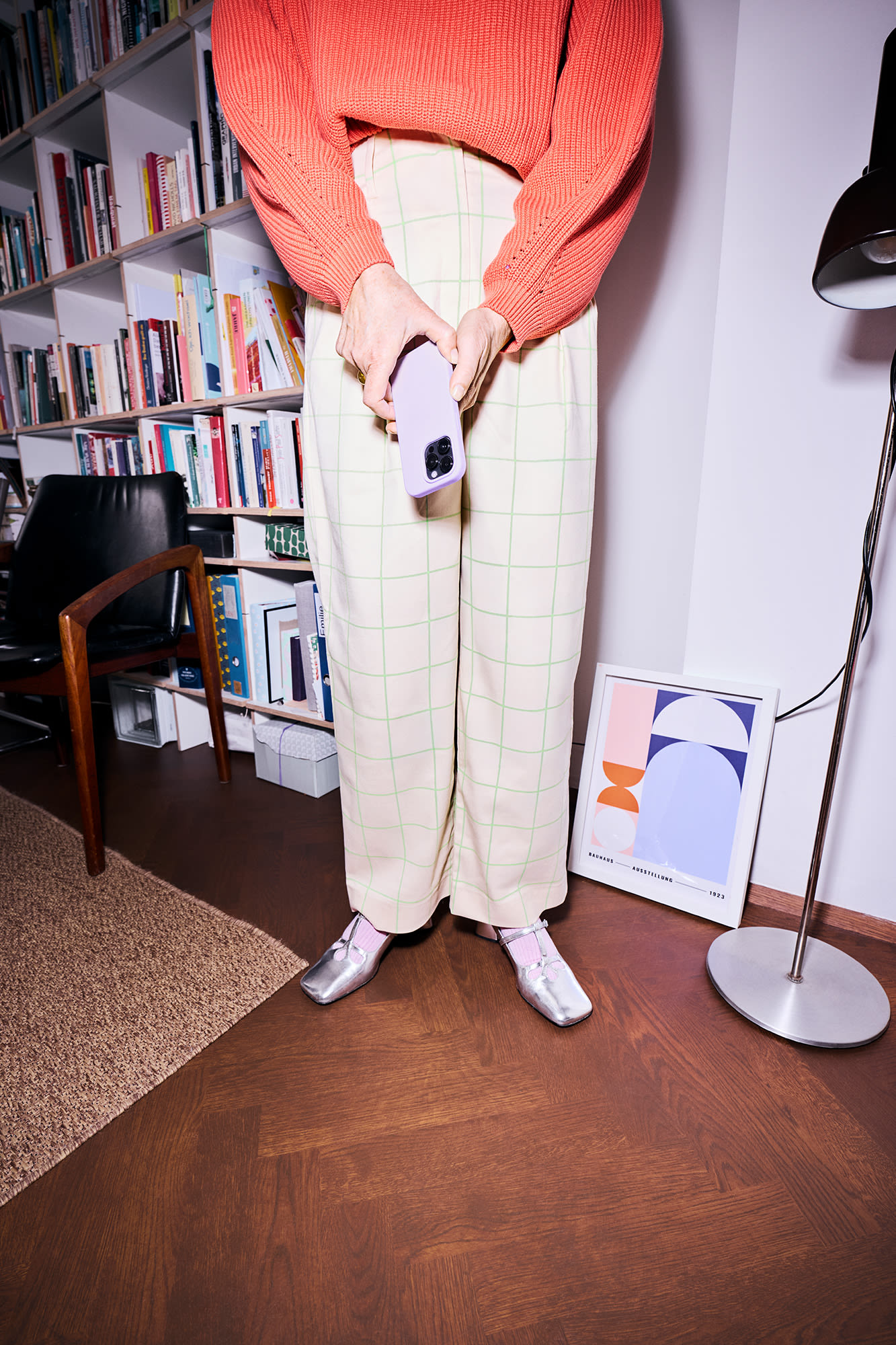 Roke, ki držijo pametni telefon z vijoličnim ovitkom - mobilno bančništvo za podjetja z aplikacijo BKS. Roke, ki držijo pametni telefon z vijoličnim ovitkom - mobilno bančništvo za podjetja z aplikacijo BKS.