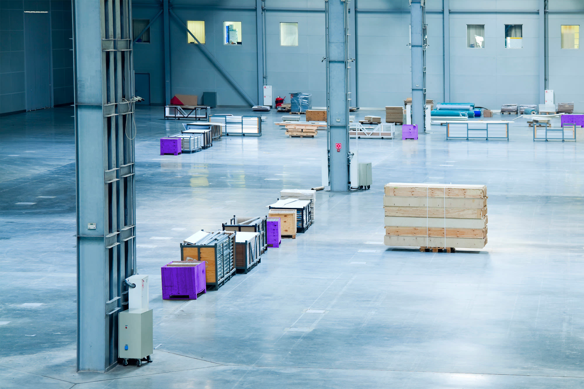 Ženska s tabličnim računalnikom v sodobnem skladišču - financiranje naložb za podjetja pri banki BKS. Ženska s tabličnim računalnikom v sodobnem skladišču - financiranje naložb za podjetja pri banki BKS.