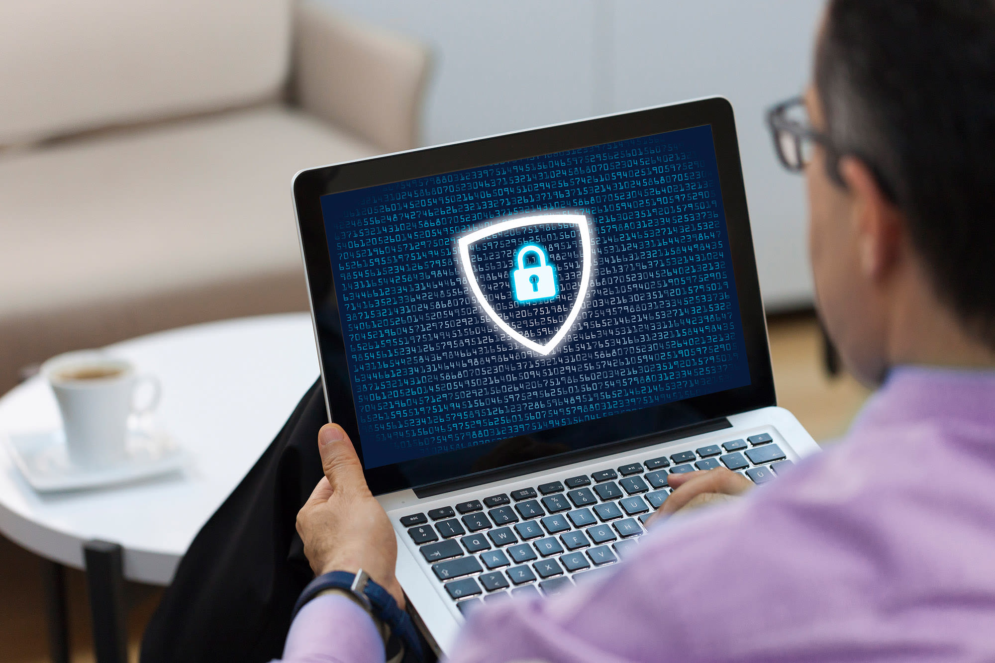 Prenosni računalnik s simbolom za zaščito podatkov - varna obdelava podatkov v banki BKS.