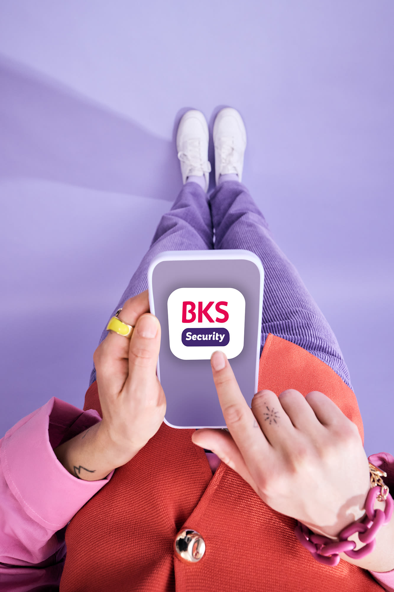Prst kaže na pametni telefon z varnostno aplikacijo BKS - varno spletno bančništvo z BKS.