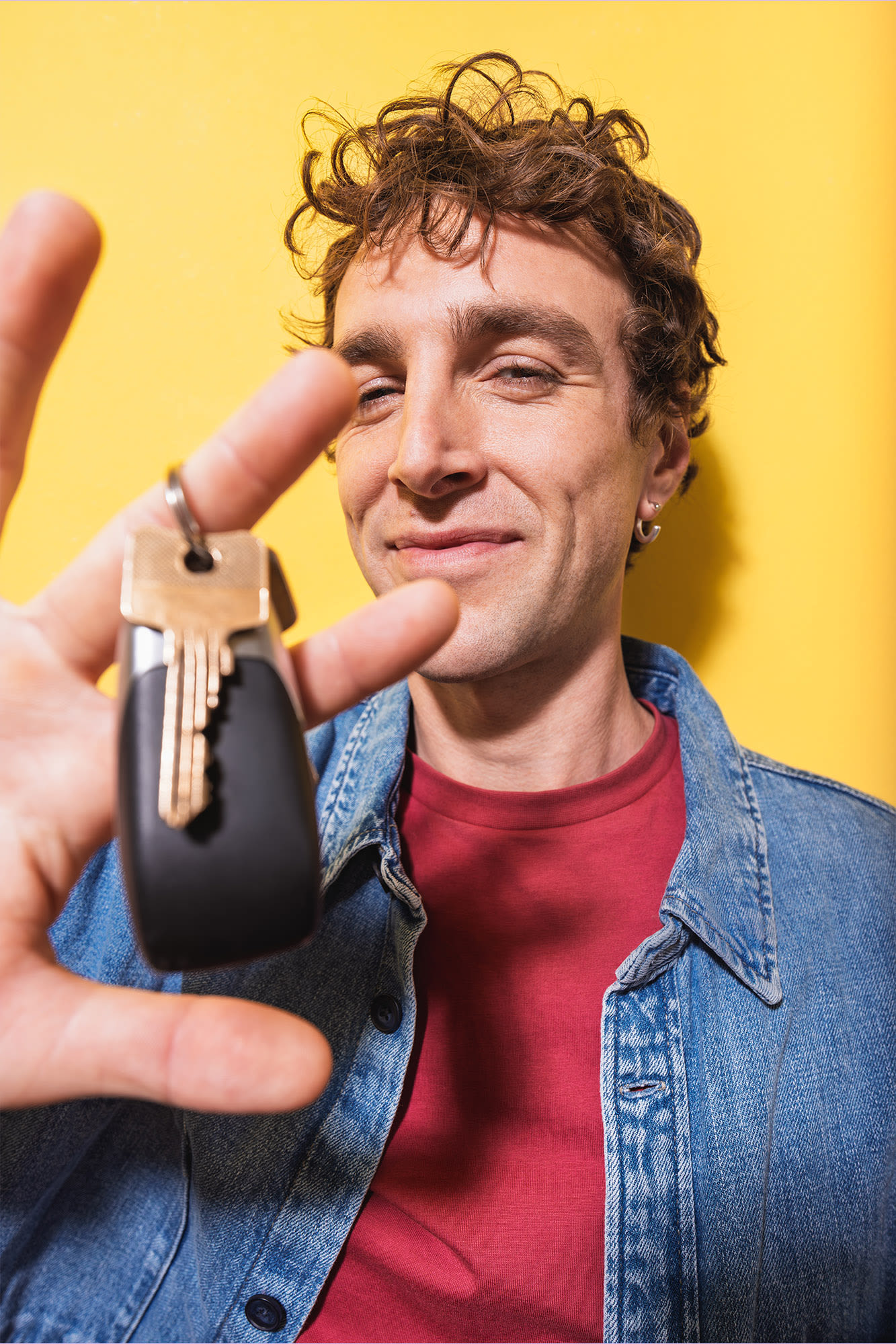 Moški pred kamero drži avtomobilske ključe - osebni lizing pri banki BKS s prilagodljivo obdelavo. Moški pred kamero drži avtomobilske ključe - osebni lizing pri banki BKS s prilagodljivo obdelavo.