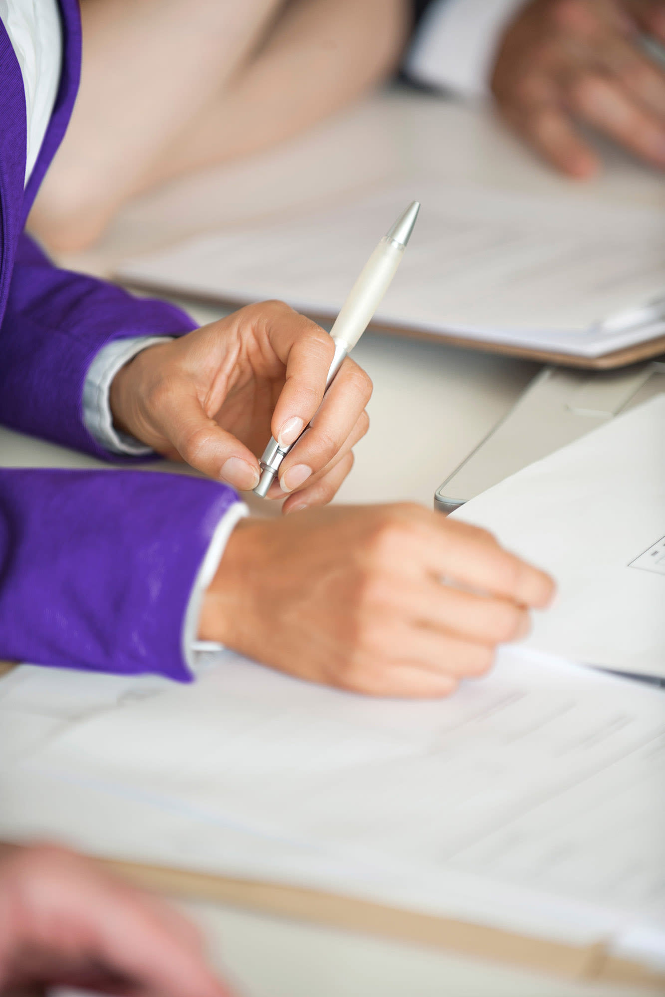 Roke s pisalom in papirjem - vrednostni papirji z banko BKS. Roke s pisalom in papirjem - vrednostni papirji z banko BKS.