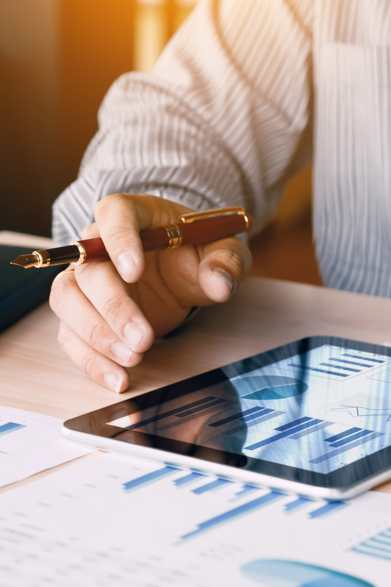 Oseba analizira grafikone na tabličnem računalniku - primerni naložbeni produkti pri BKS Oseba analizira grafikone na tabličnem računalniku - primerni naložbeni produkti pri BKS