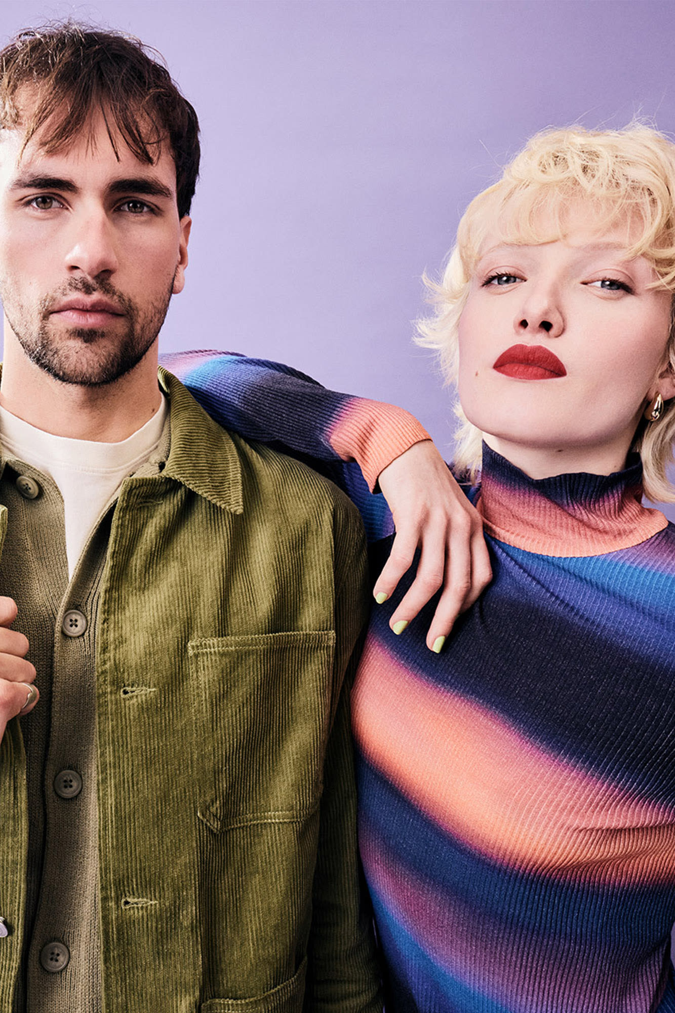 Dva mlada človeka na vijoličnem ozadju - dobrodošli v banki BKS. Dva mlada človeka na vijoličnem ozadju - dobrodošli v banki BKS.