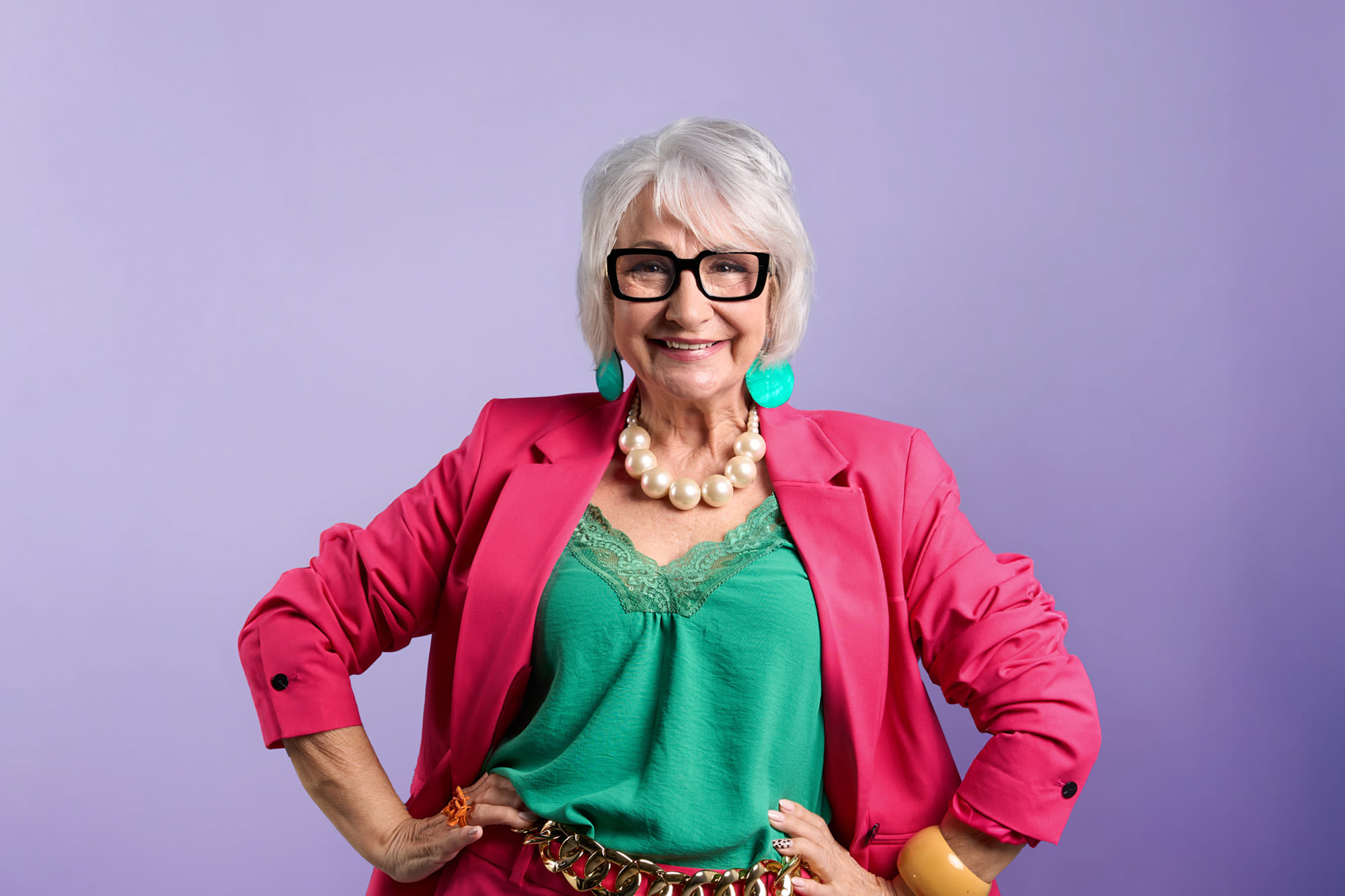 Starejša, nasmejana, sivolasa in zelo urejena ženska uživa v svoji koži. BKS Naložbeni produkti. Starejša, nasmejana, sivolasa in zelo urejena ženska uživa v svoji koži. BKS Naložbeni produkti.