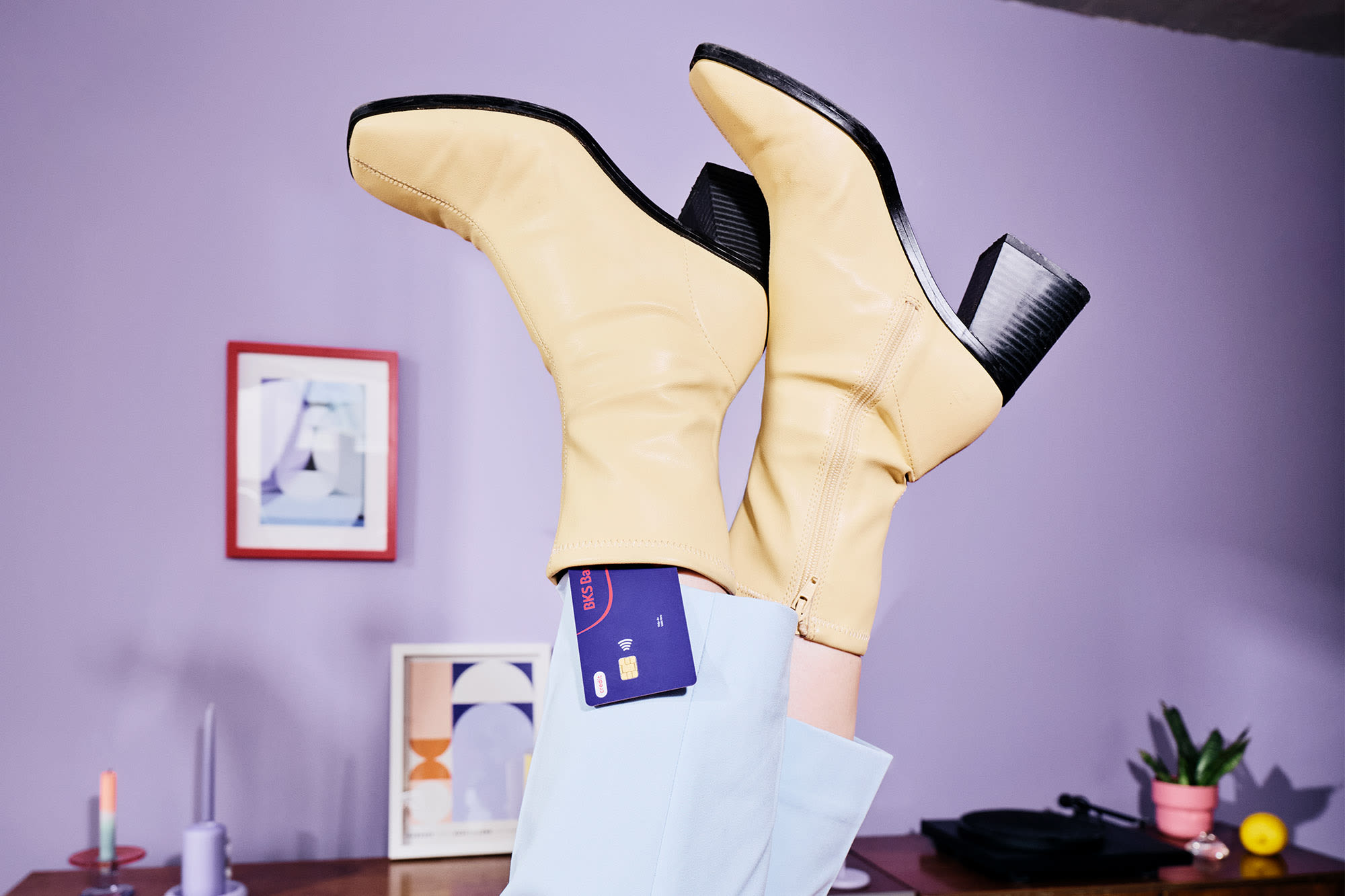 Vijolična kreditna kartica v rumenih škornjih - Kreditne kartice pri BKS Bank Vijolična kreditna kartica v rumenih škornjih - Kreditne kartice pri BKS Bank