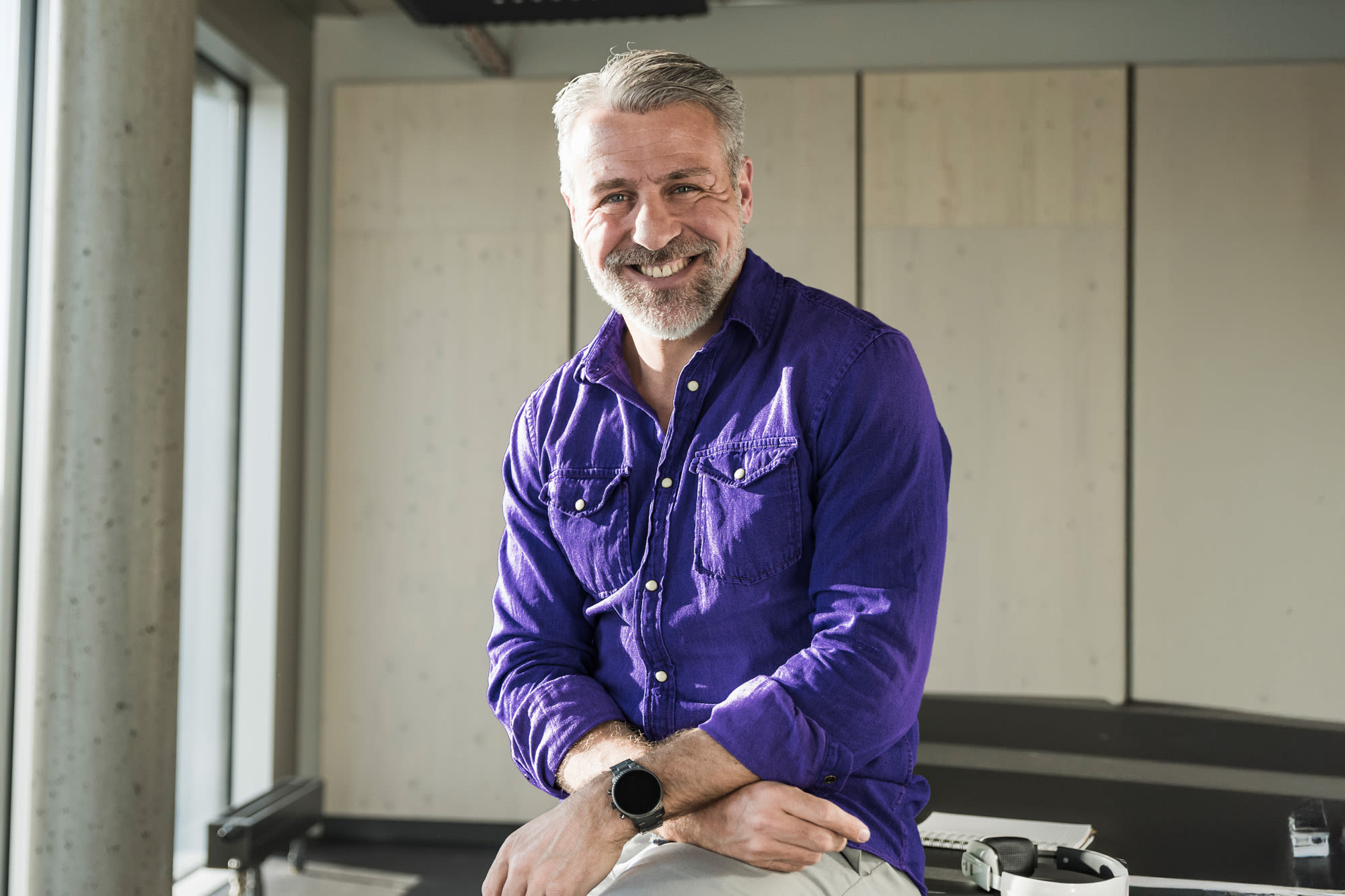 Moški s sivo brado v pisarni - visoko zmogljiv račun za podjetja z BKS Business Komfort.