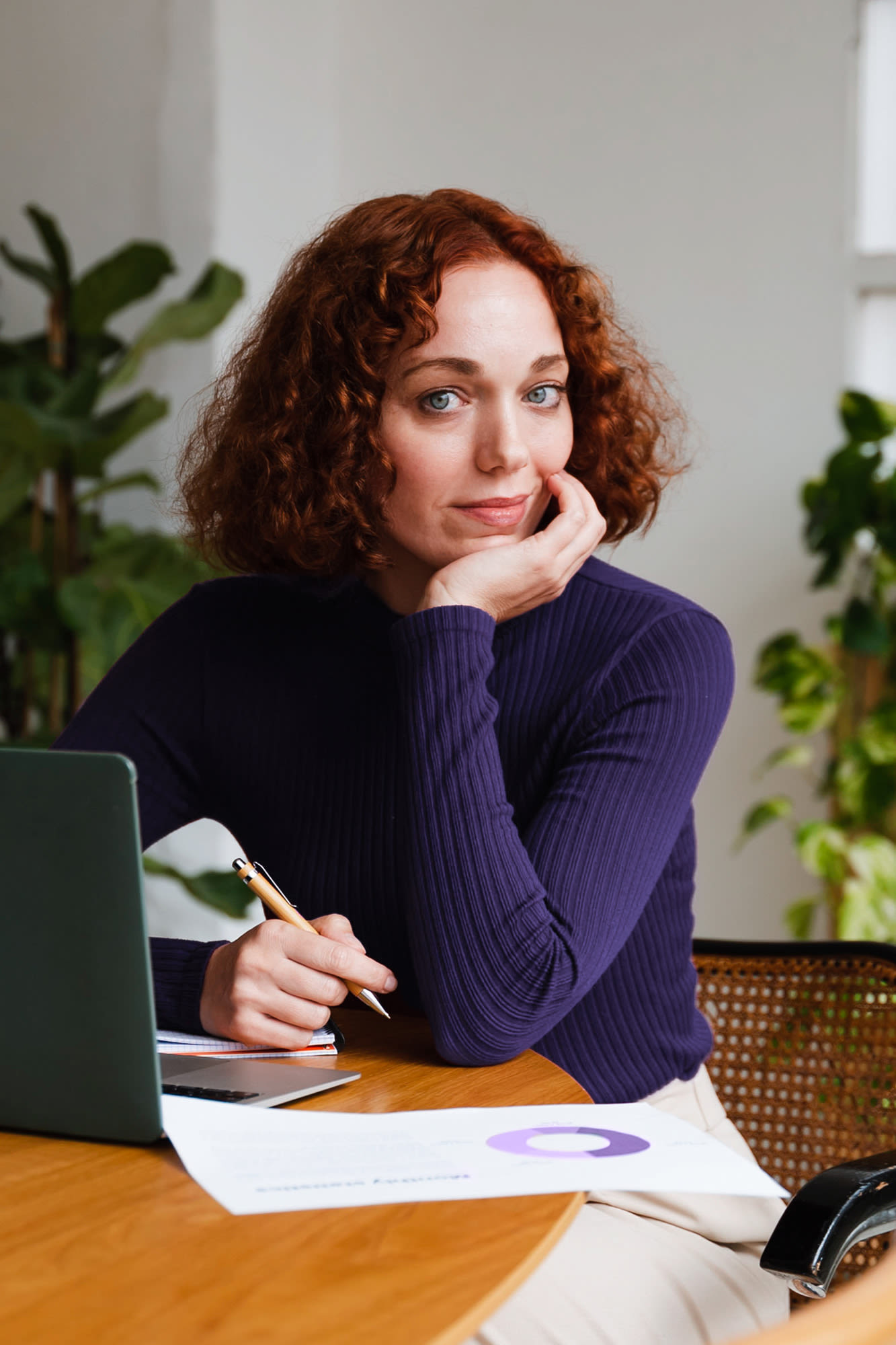 Svetovalni prizor v pisarni - upravljanje premoženja po meri v banki BKS. Svetovalni prizor v pisarni - upravljanje premoženja po meri v banki BKS.