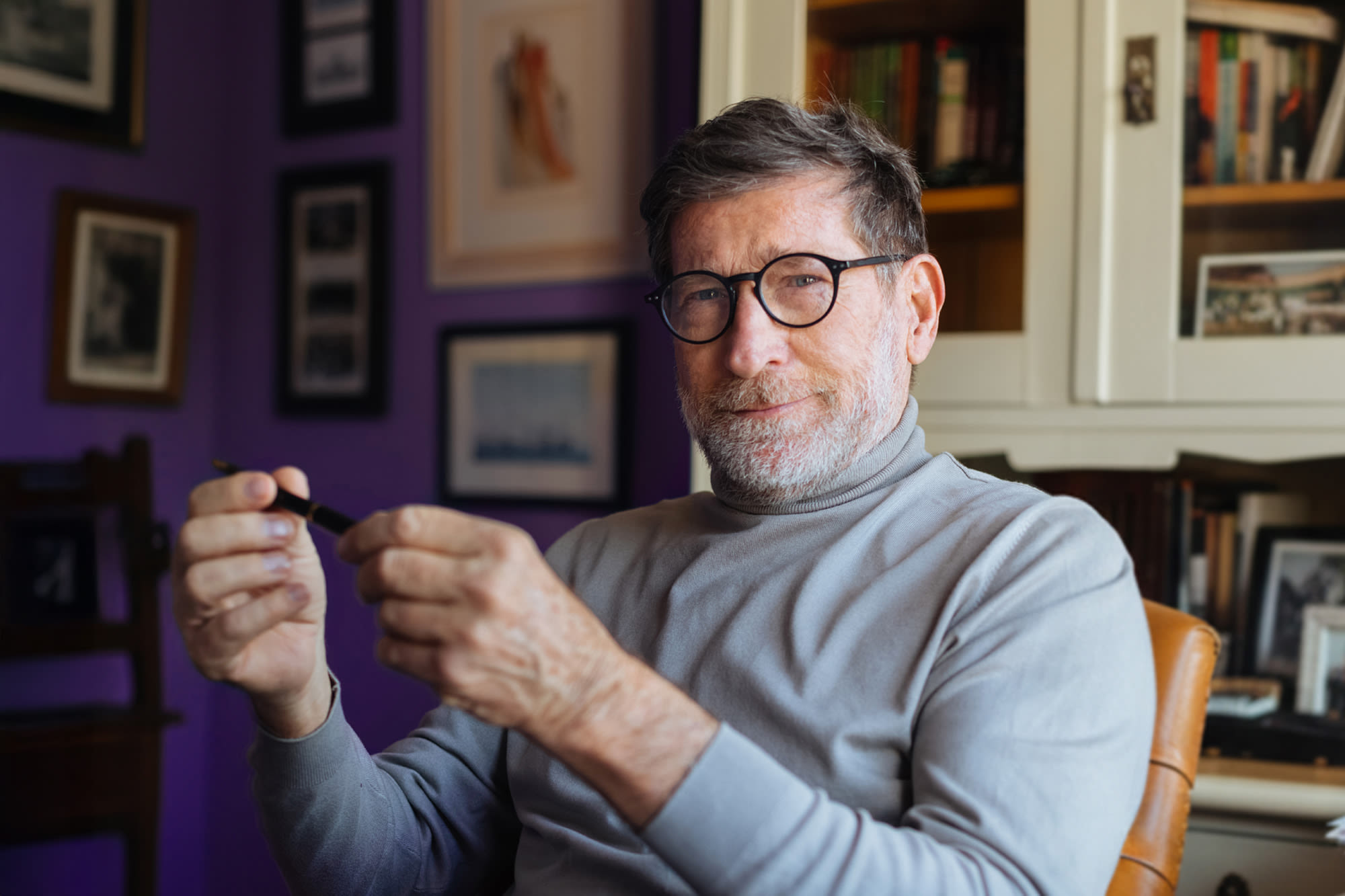 Moški gleda v kamero - Borzno posredovanje pri BKS Bank. Moški gleda v kamero - Borzno posredovanje pri BKS Bank.