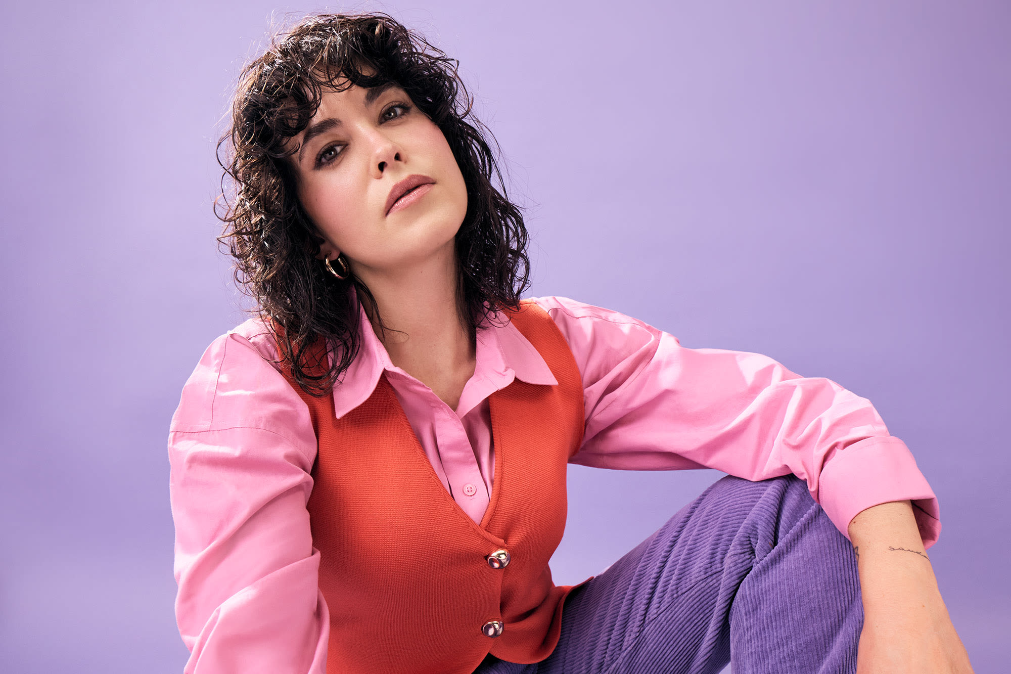 Mlada ženska v pisani obleki na vijoličnem ozadju - Kariera v banki BKS. Mlada ženska v pisani obleki na vijoličnem ozadju - Kariera v banki BKS.