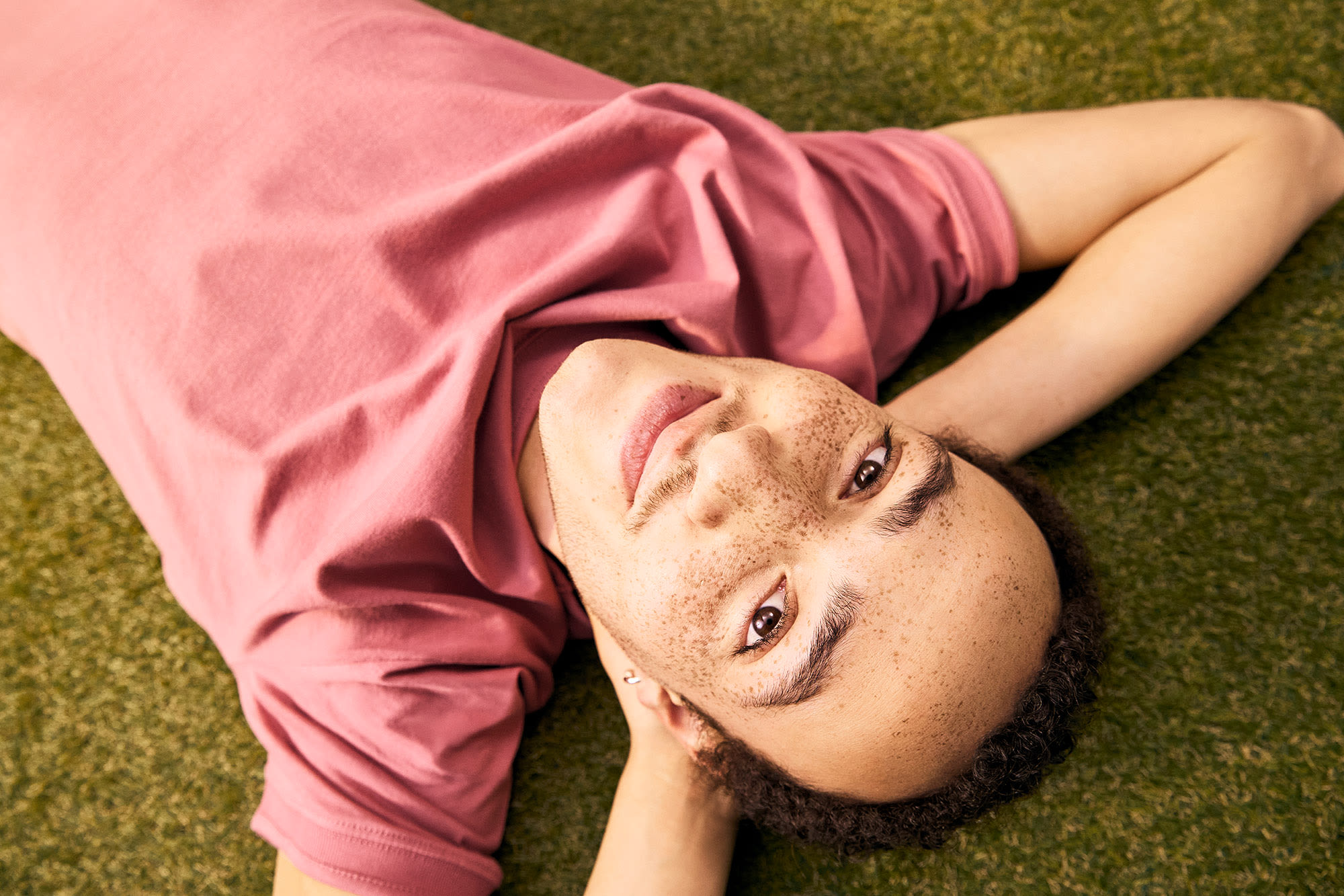 Moški sproščeno leži v travi - zasebne finančne rešitve pri banki BKS. Moški sproščeno leži v travi - zasebne finančne rešitve pri banki BKS.