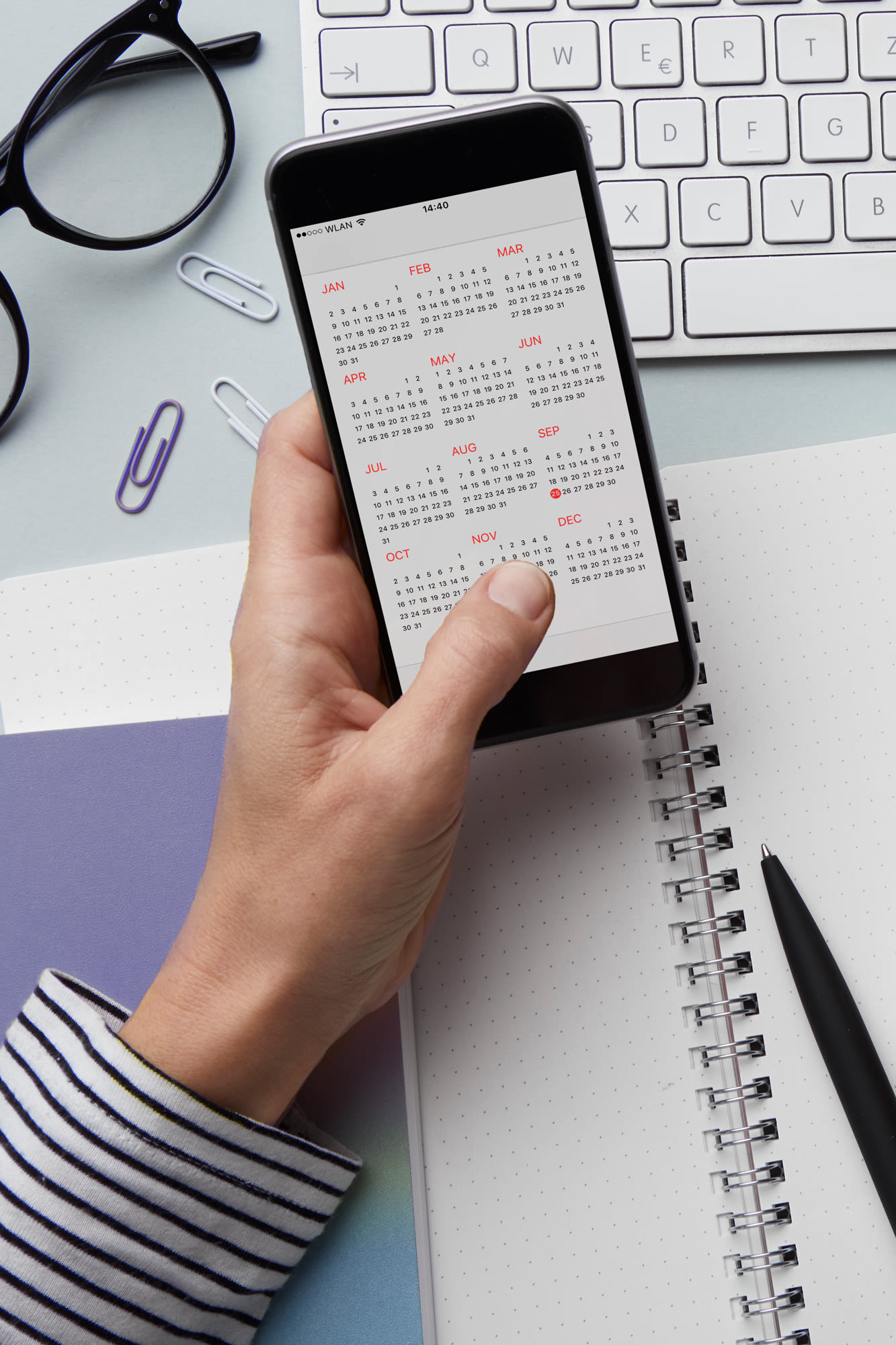 Pametni telefon in tablični računalnik z odprtim koledarjem - terminski denar v banki BKS